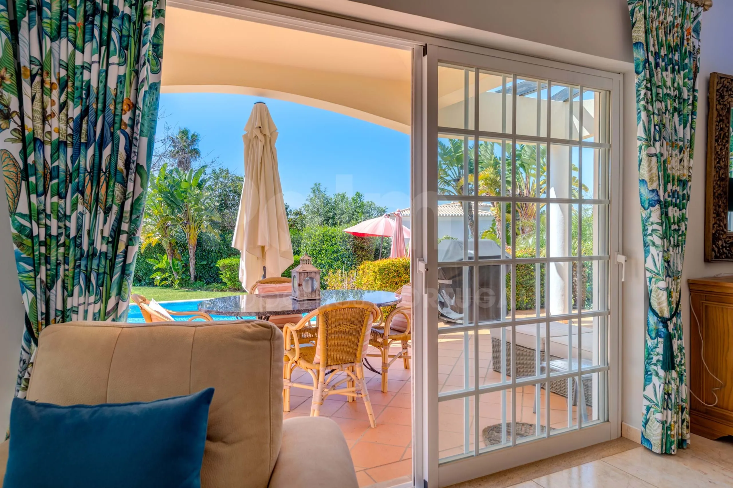 Elegante villa de 3 dormitorios con piscina y jardín cerca de la costa del Algarve - Ver imagen 17 de 70