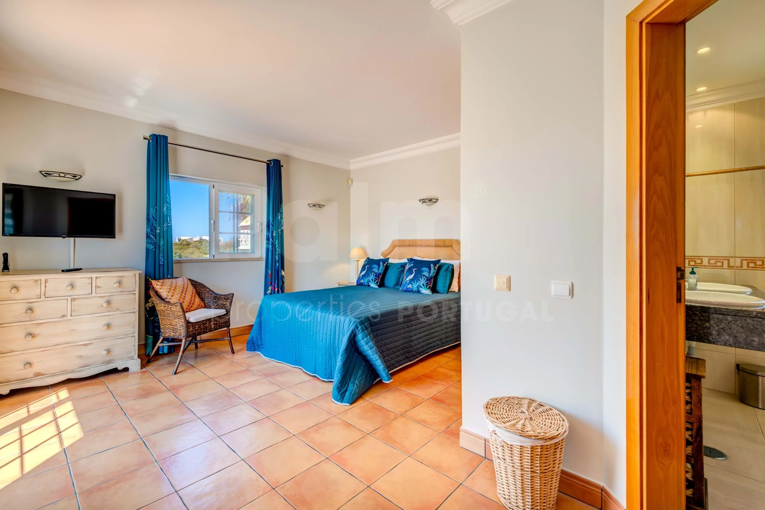 Elegante villa de 3 dormitorios con piscina y jardín cerca de la costa del Algarve - Ver imagen 23 de 70