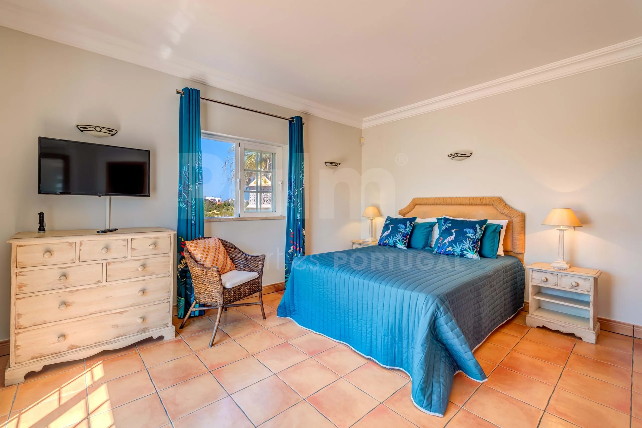 Elegante villa de 3 dormitorios con piscina y jardín cerca de la costa del Algarve - Ver imagen 24 de 70