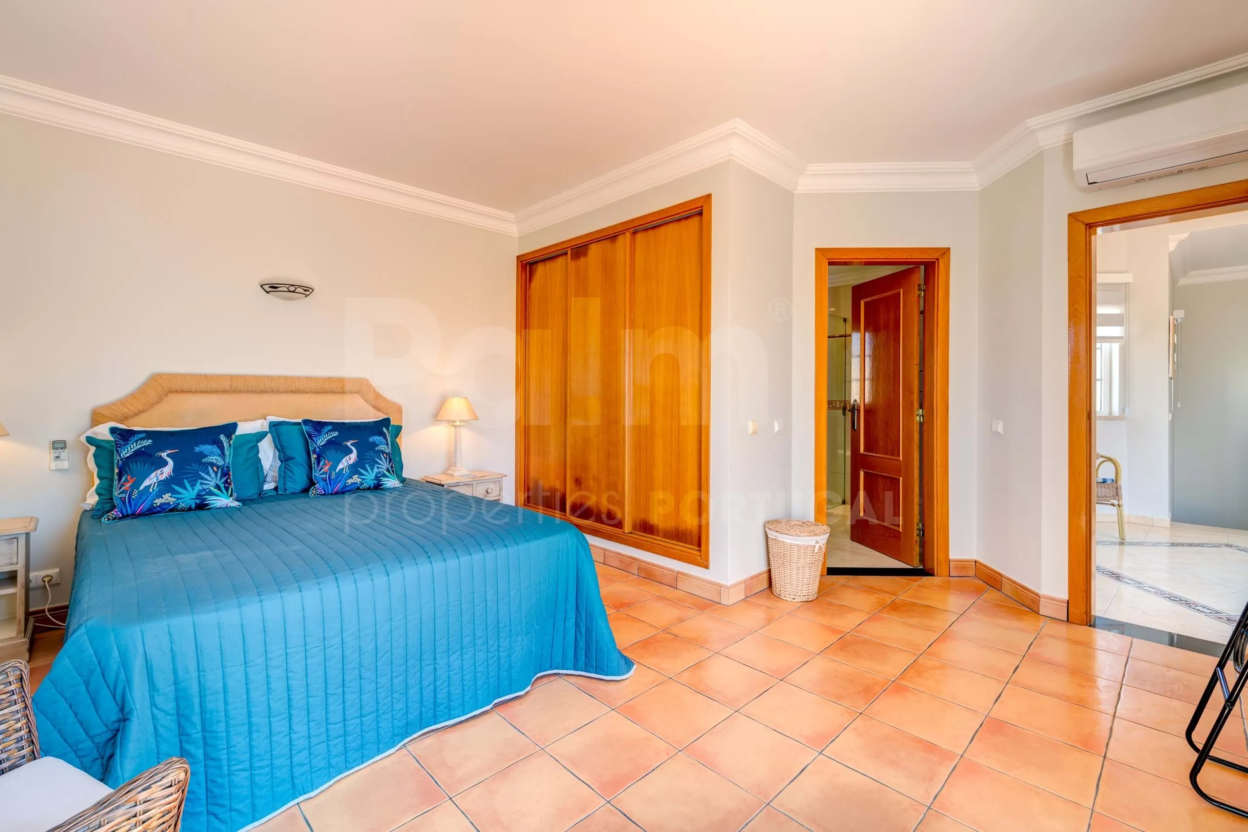 Elegante villa de 3 dormitorios con piscina y jardín cerca de la costa del Algarve - Ver imagen 25 de 70