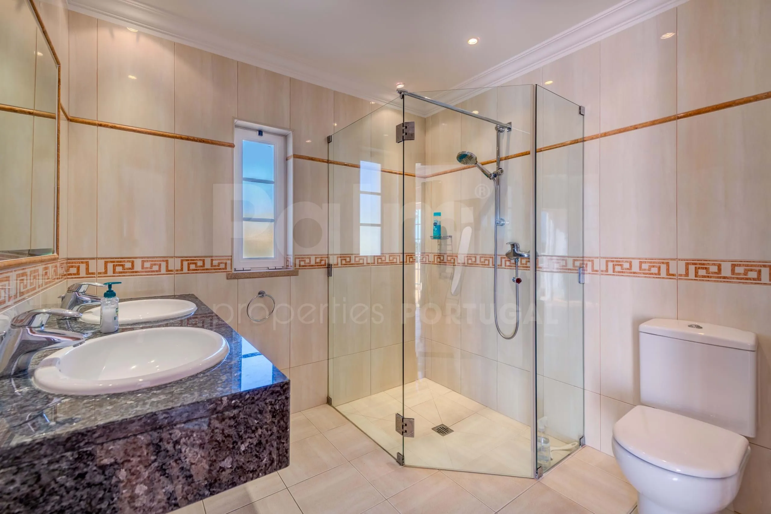 Elegante villa de 3 dormitorios con piscina y jardín cerca de la costa del Algarve - Ver imagen 29 de 70