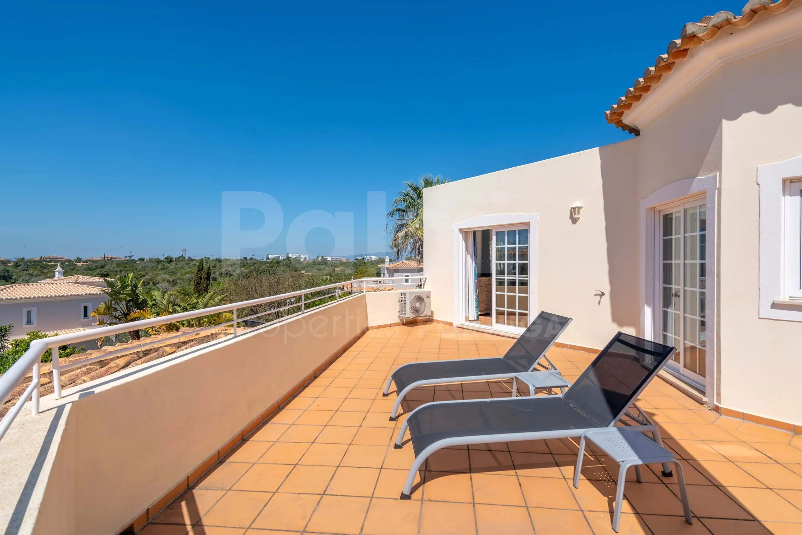 Elegante villa de 3 dormitorios con piscina y jardín cerca de la costa del Algarve - Ver imagen 32 de 70