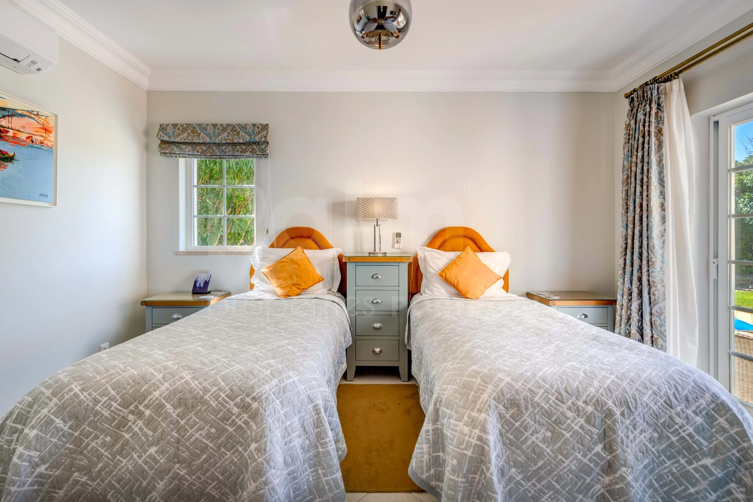 Elegante villa de 3 dormitorios con piscina y jardín cerca de la costa del Algarve - Ver imagen 36 de 70