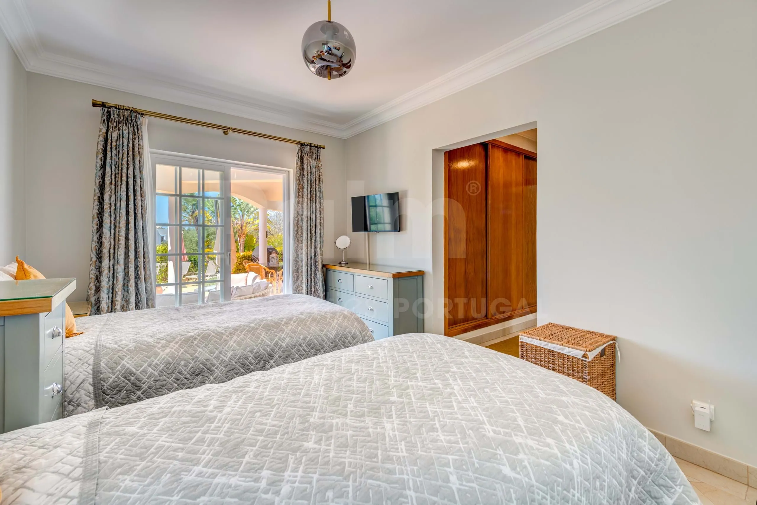 Elegante villa de 3 dormitorios con piscina y jardín cerca de la costa del Algarve - Ver imagen 38 de 70