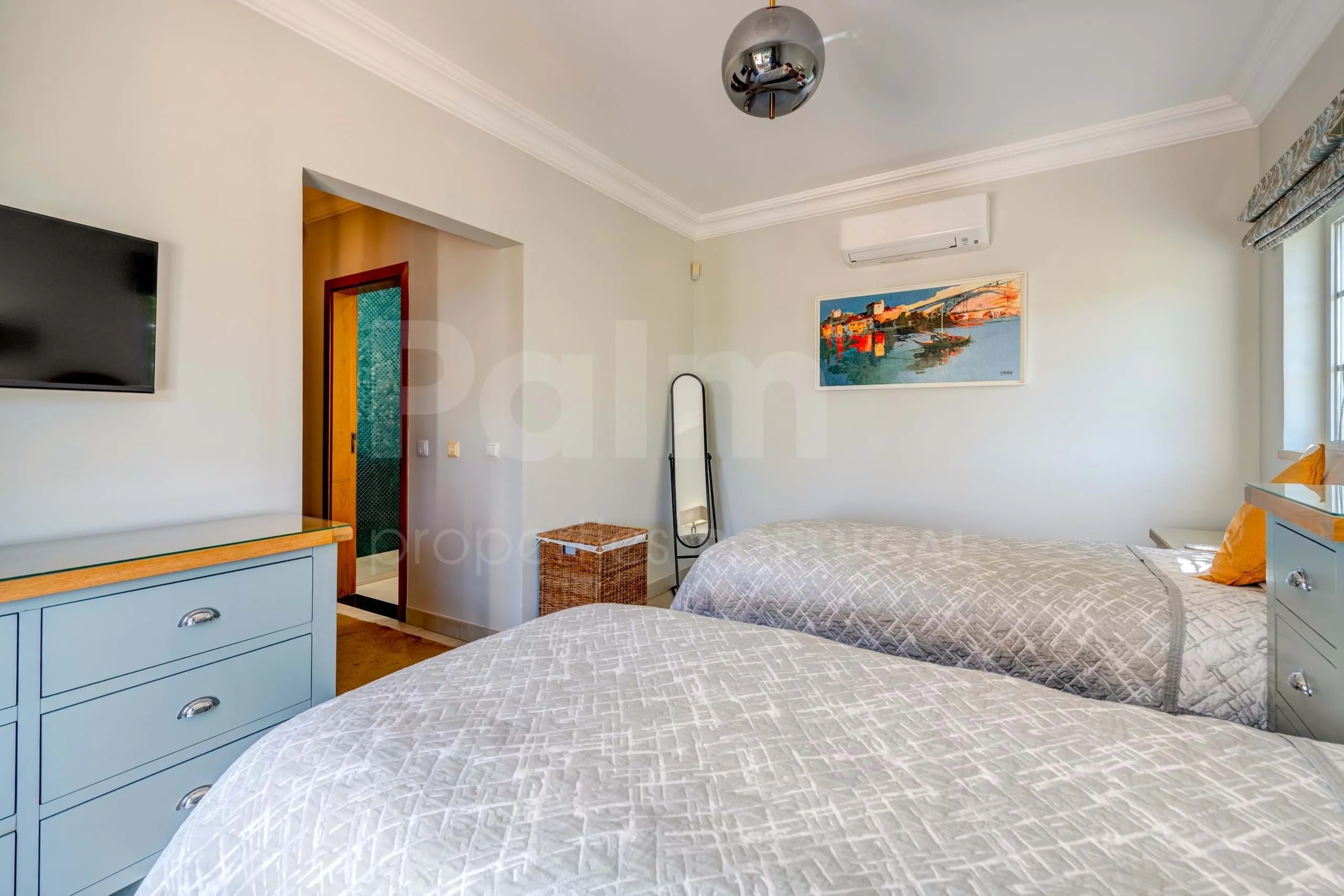 Elegante villa de 3 dormitorios con piscina y jardín cerca de la costa del Algarve - Ver imagen 40 de 70