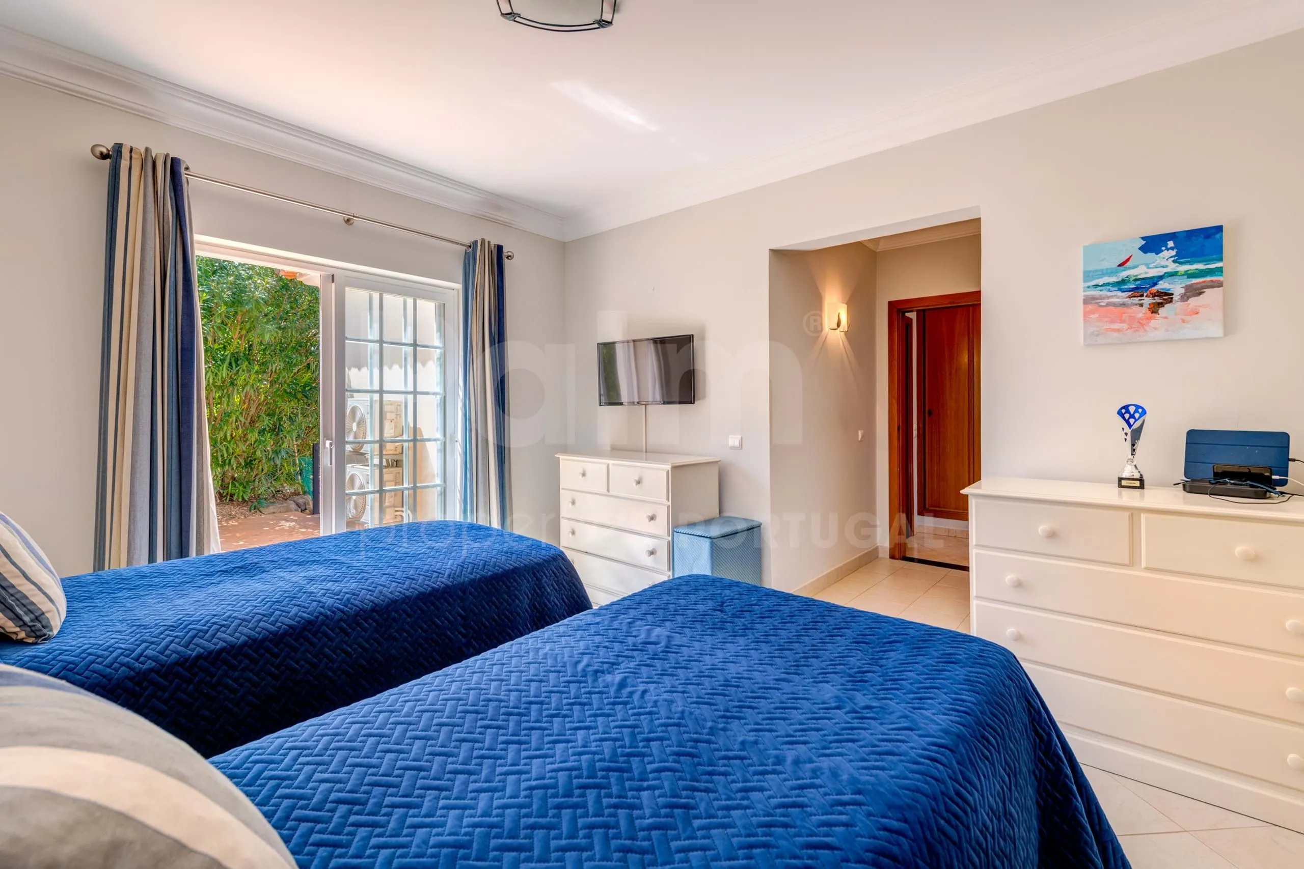 Elegante villa de 3 dormitorios con piscina y jardín cerca de la costa del Algarve - Ver imagen 45 de 70