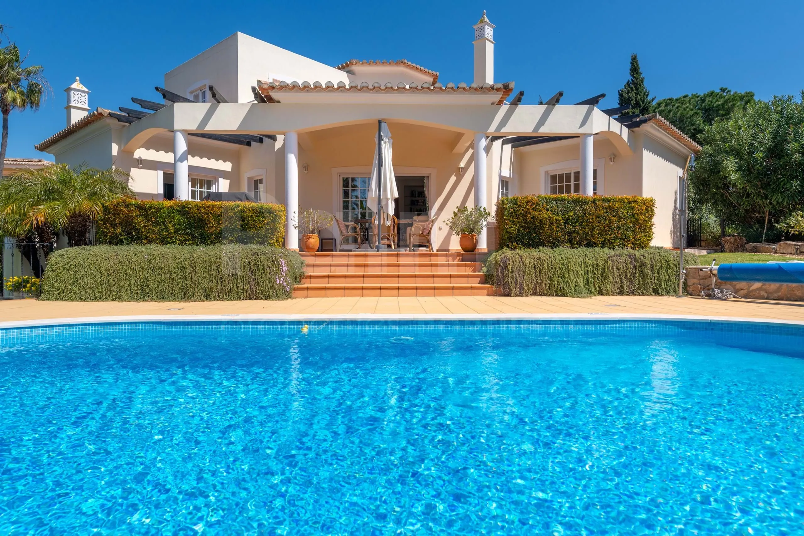 Elegante villa de 3 dormitorios con piscina y jardín cerca de la costa del Algarve - Ver imagen 49 de 70