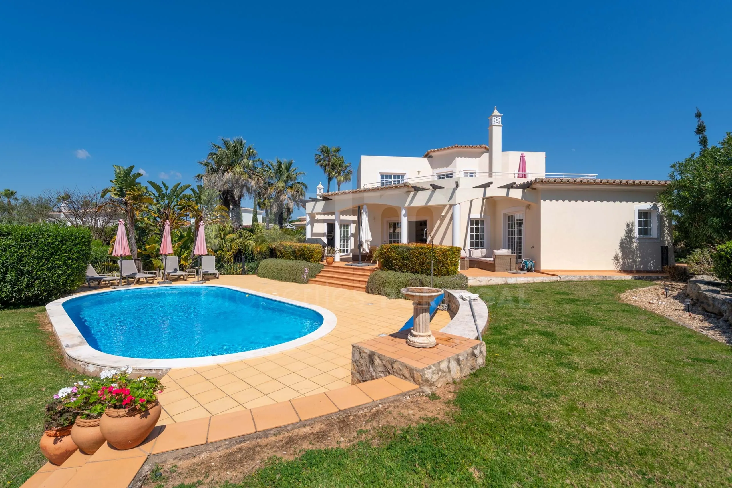 Elegante villa de 3 dormitorios con piscina y jardín cerca de la costa del Algarve - Ver imagen 50 de 70