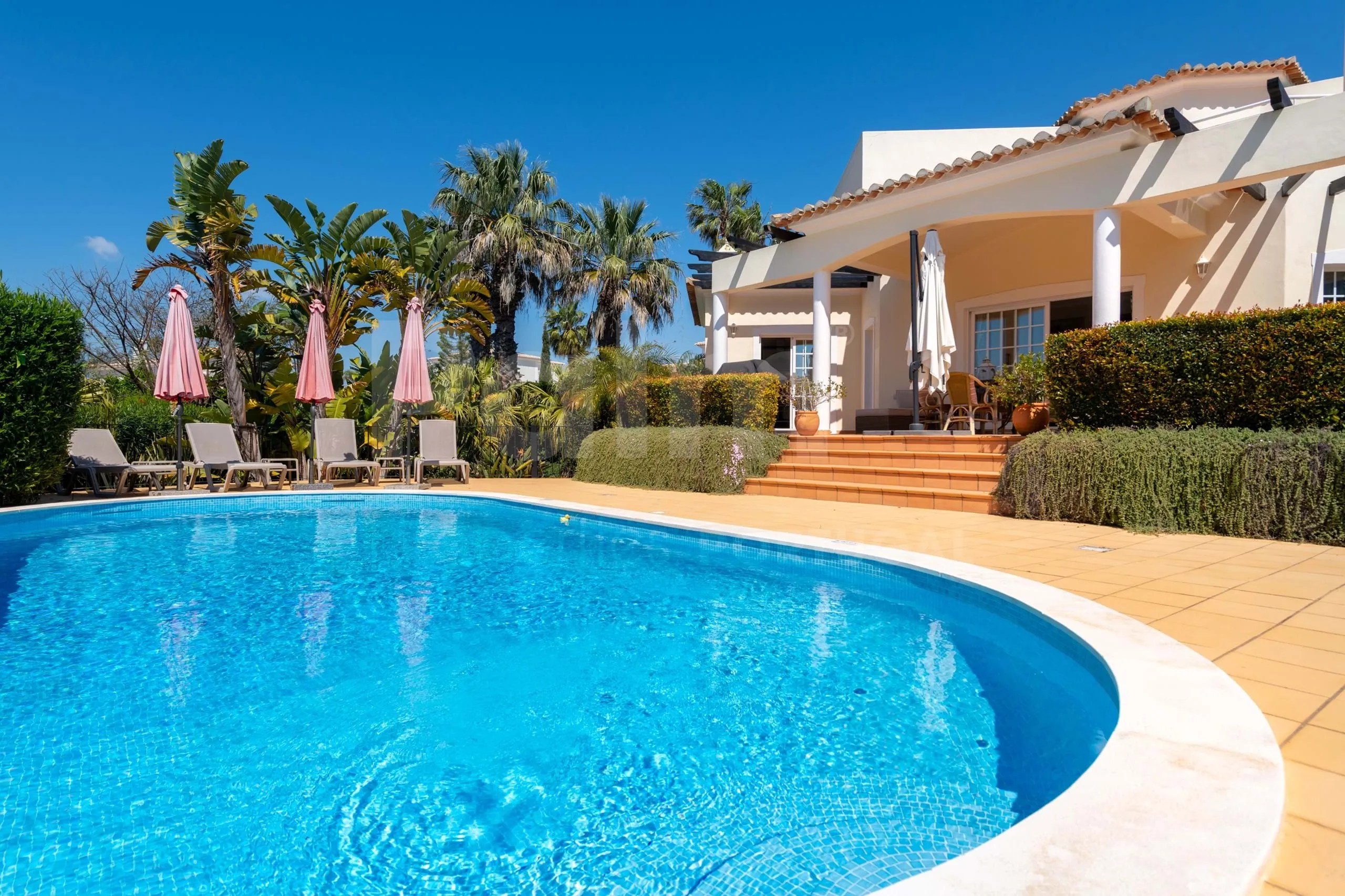 Elegante villa de 3 dormitorios con piscina y jardín cerca de la costa del Algarve - Ver imagen 51 de 70