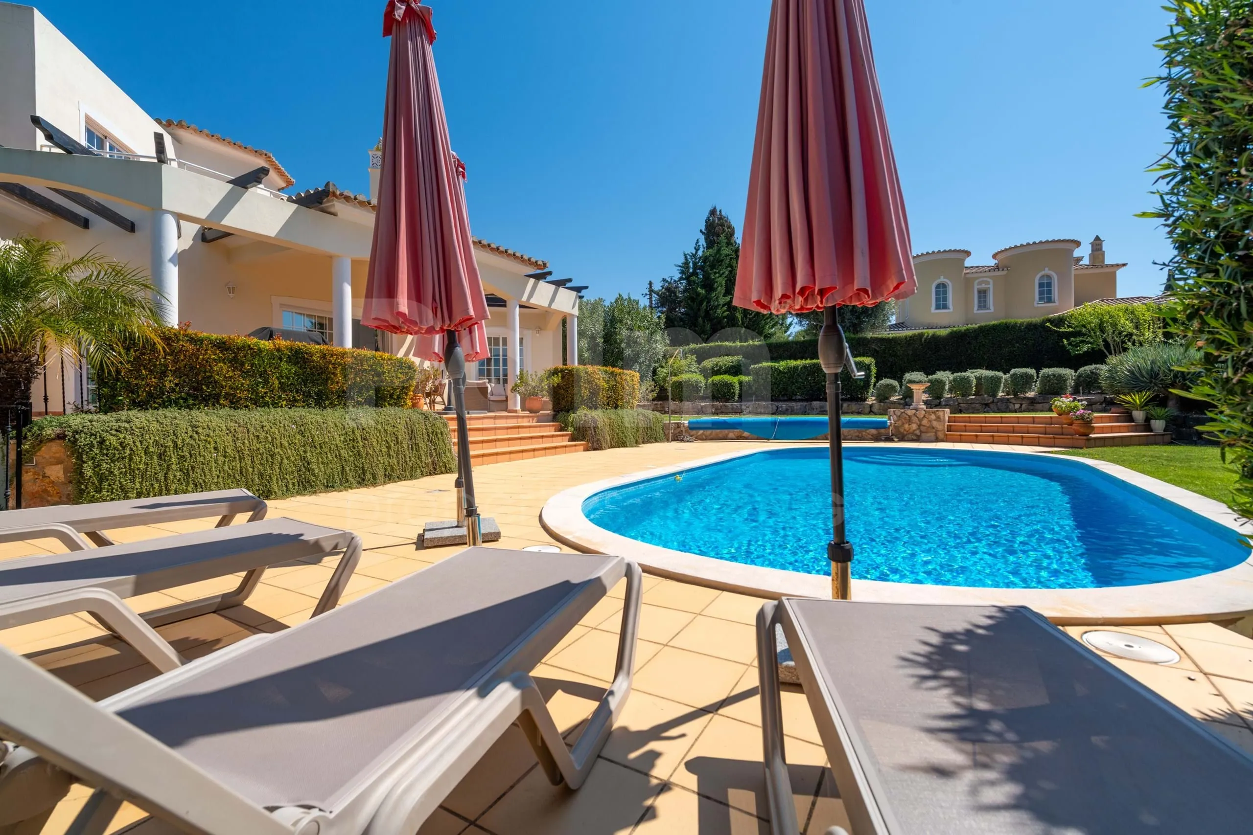 Elegante villa de 3 dormitorios con piscina y jardín cerca de la costa del Algarve - Ver imagen 52 de 70