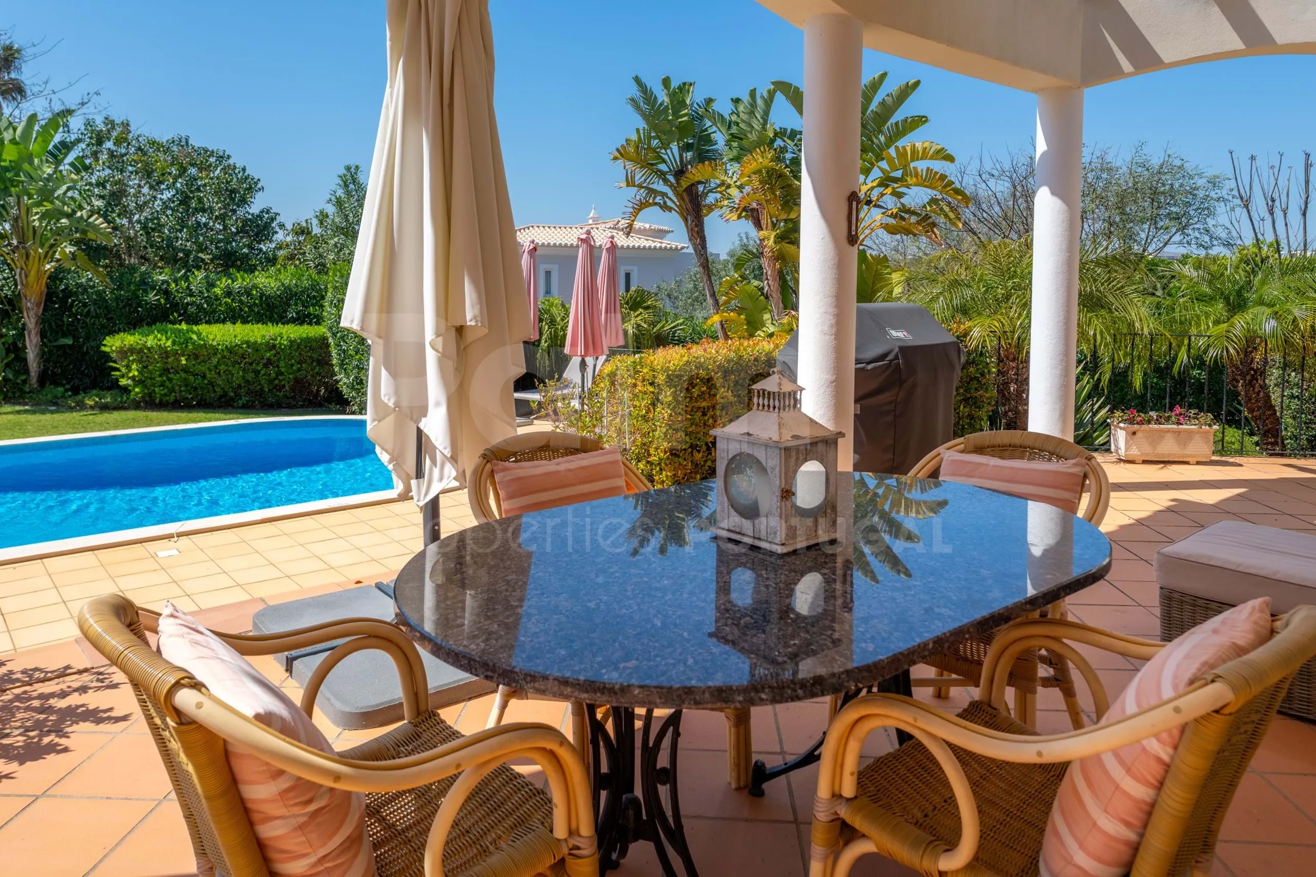 Elegante villa de 3 dormitorios con piscina y jardín cerca de la costa del Algarve - Ver imagen 54 de 70