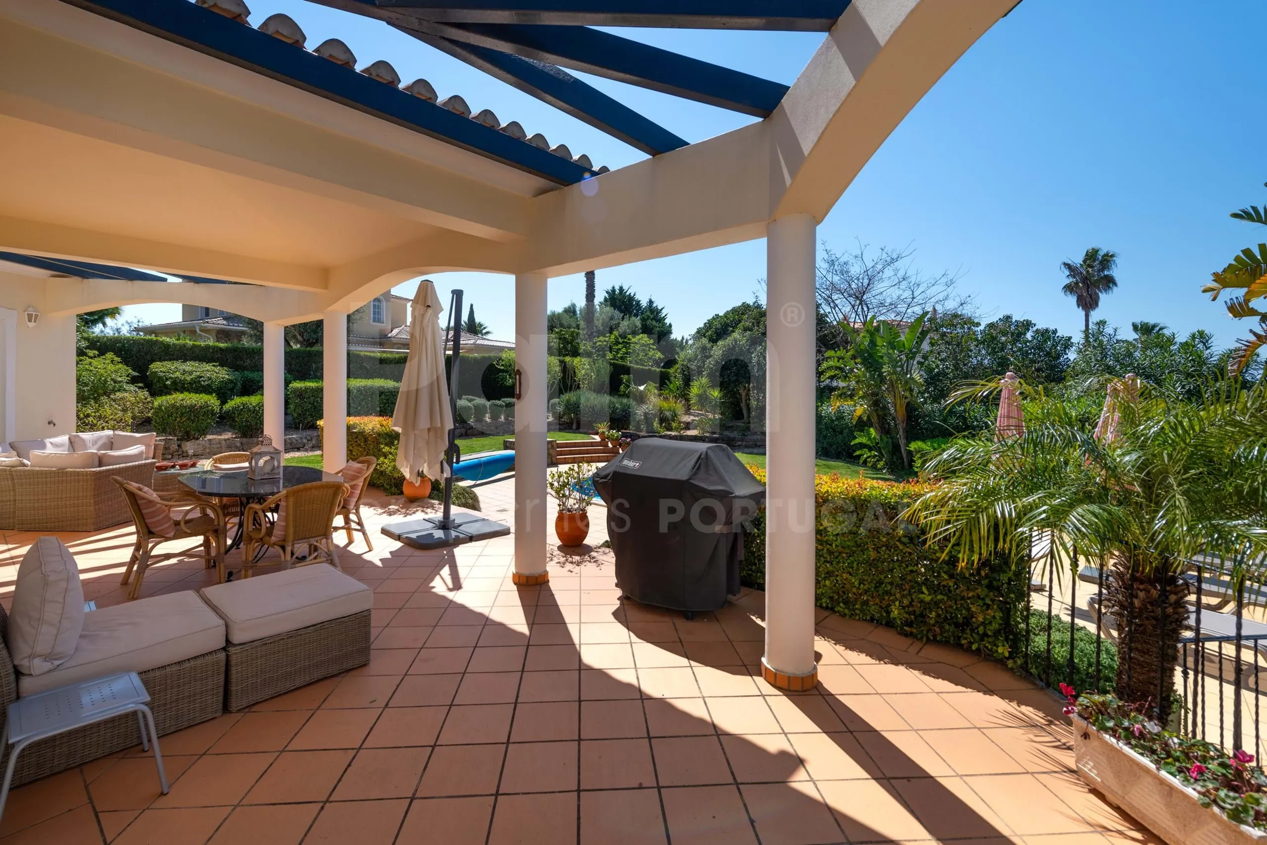 Elegante villa de 3 dormitorios con piscina y jardín cerca de la costa del Algarve - Ver imagen 55 de 70