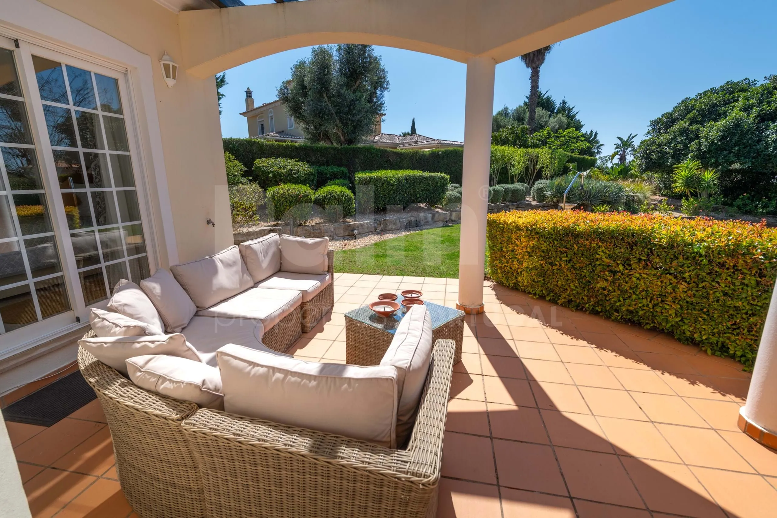 Elegante villa de 3 dormitorios con piscina y jardín cerca de la costa del Algarve - Ver imagen 56 de 70