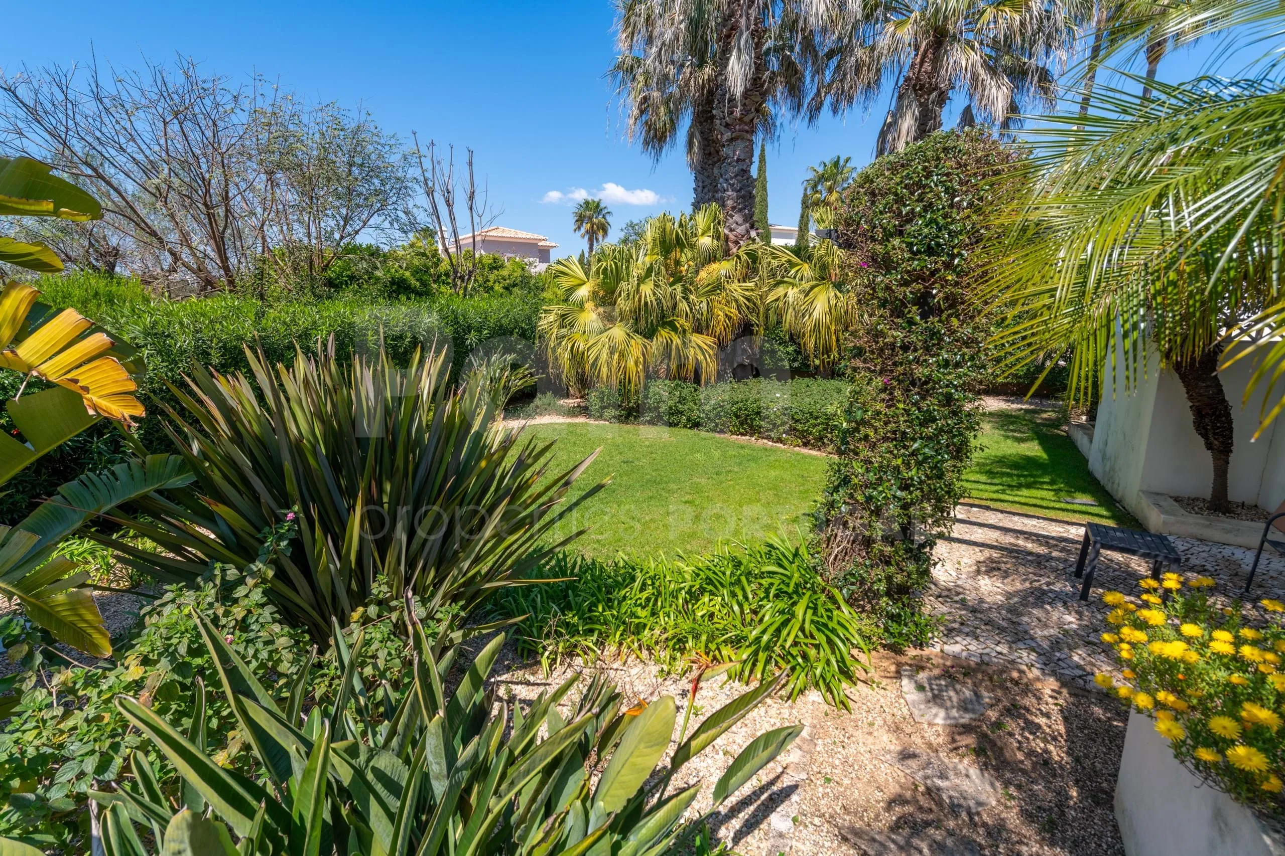Elegante villa de 3 dormitorios con piscina y jardín cerca de la costa del Algarve - Ver imagen 63 de 70