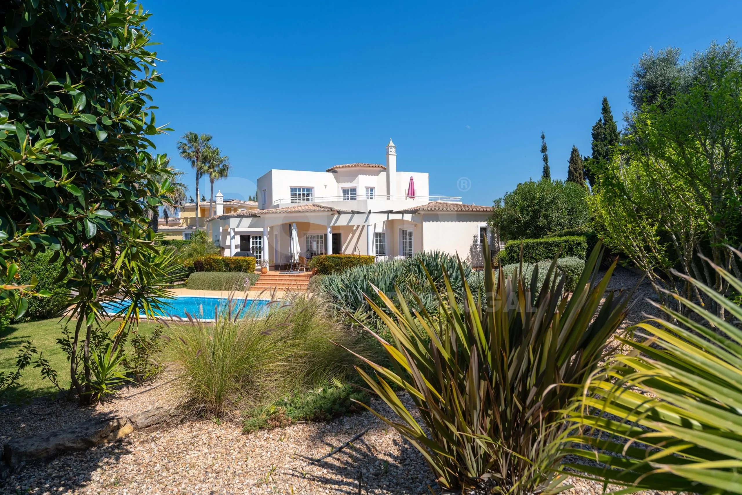 Elegante villa de 3 dormitorios con piscina y jardín cerca de la costa del Algarve - Ver imagen 65 de 70