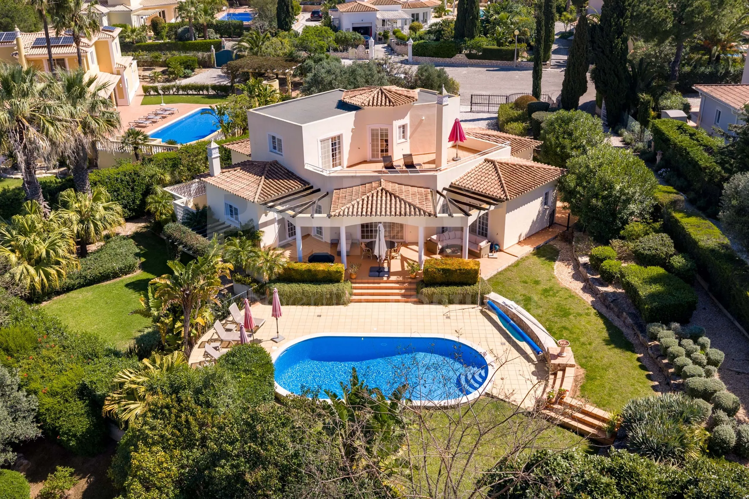 Elegante villa de 3 dormitorios con piscina y jardín cerca de la costa del Algarve - Ver imagen 66 de 70
