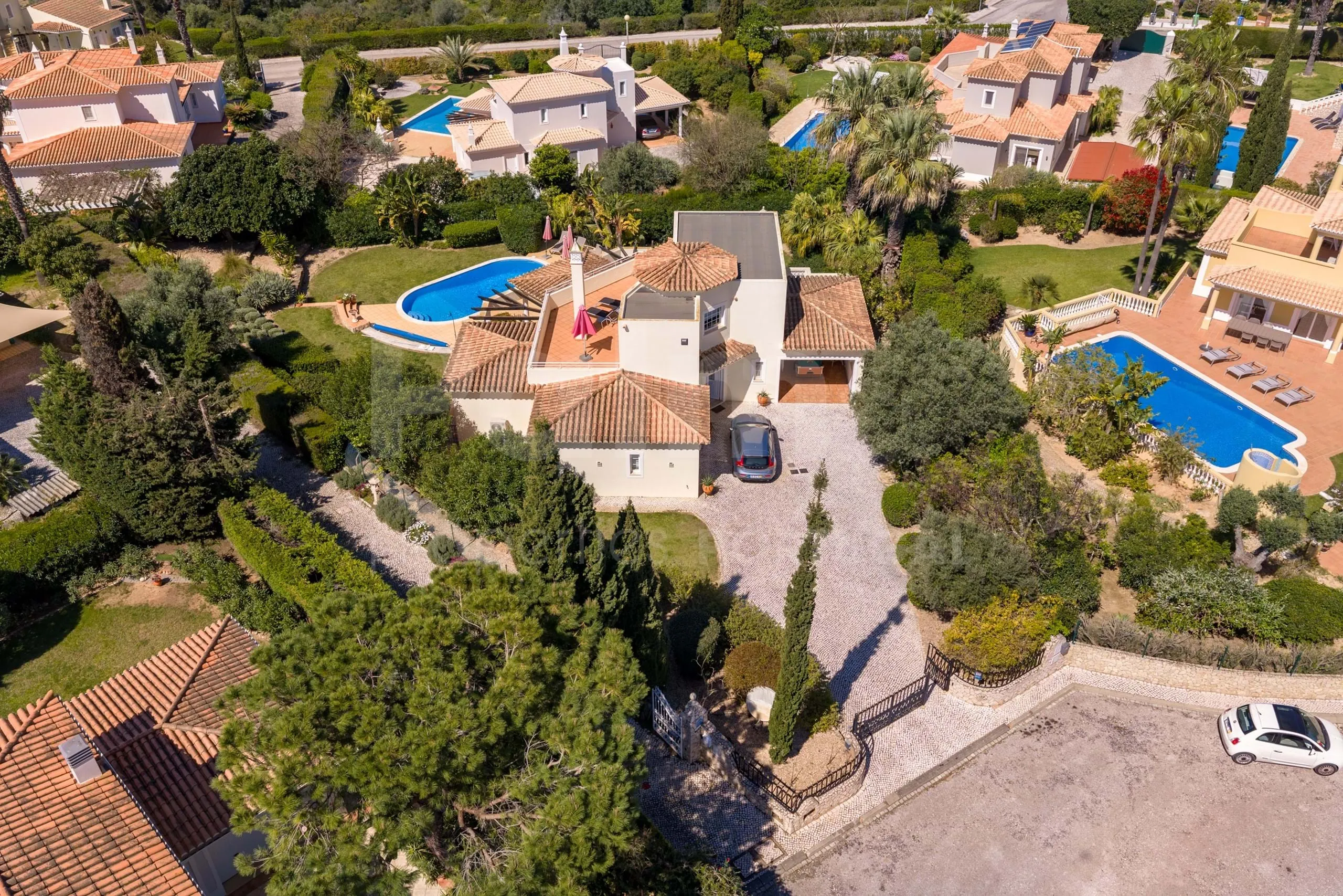 Elegante villa de 3 dormitorios con piscina y jardín cerca de la costa del Algarve - Ver imagen 67 de 70