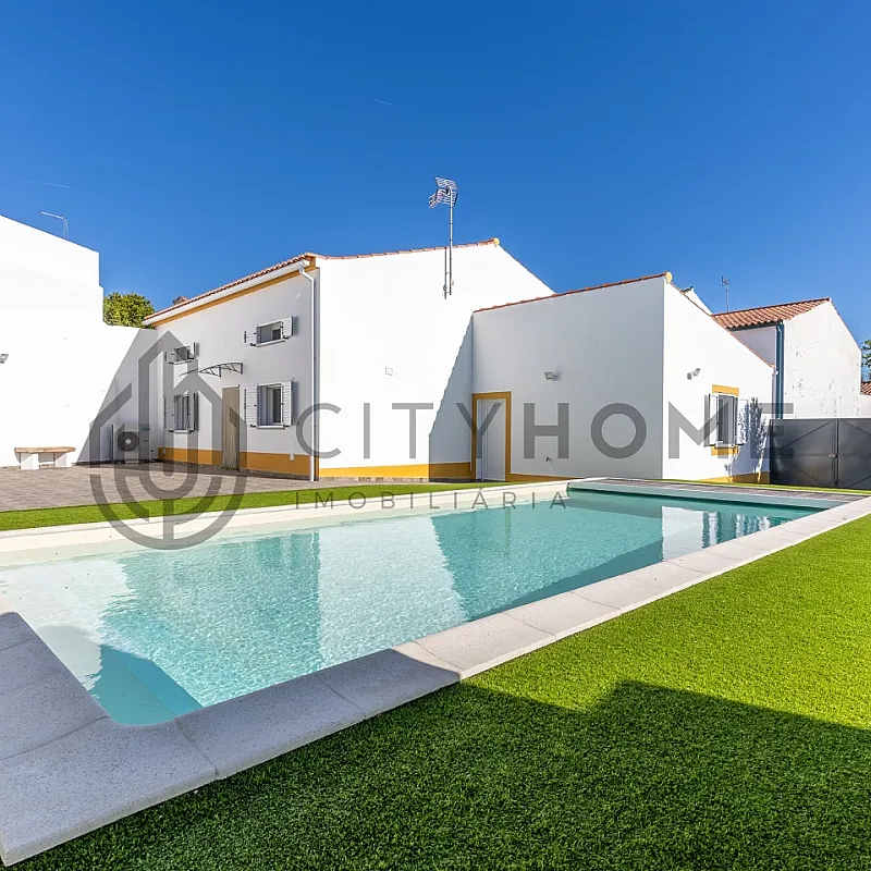 Charming Two-Storey Home with Garden and Pool in Alpalhão, Portugal