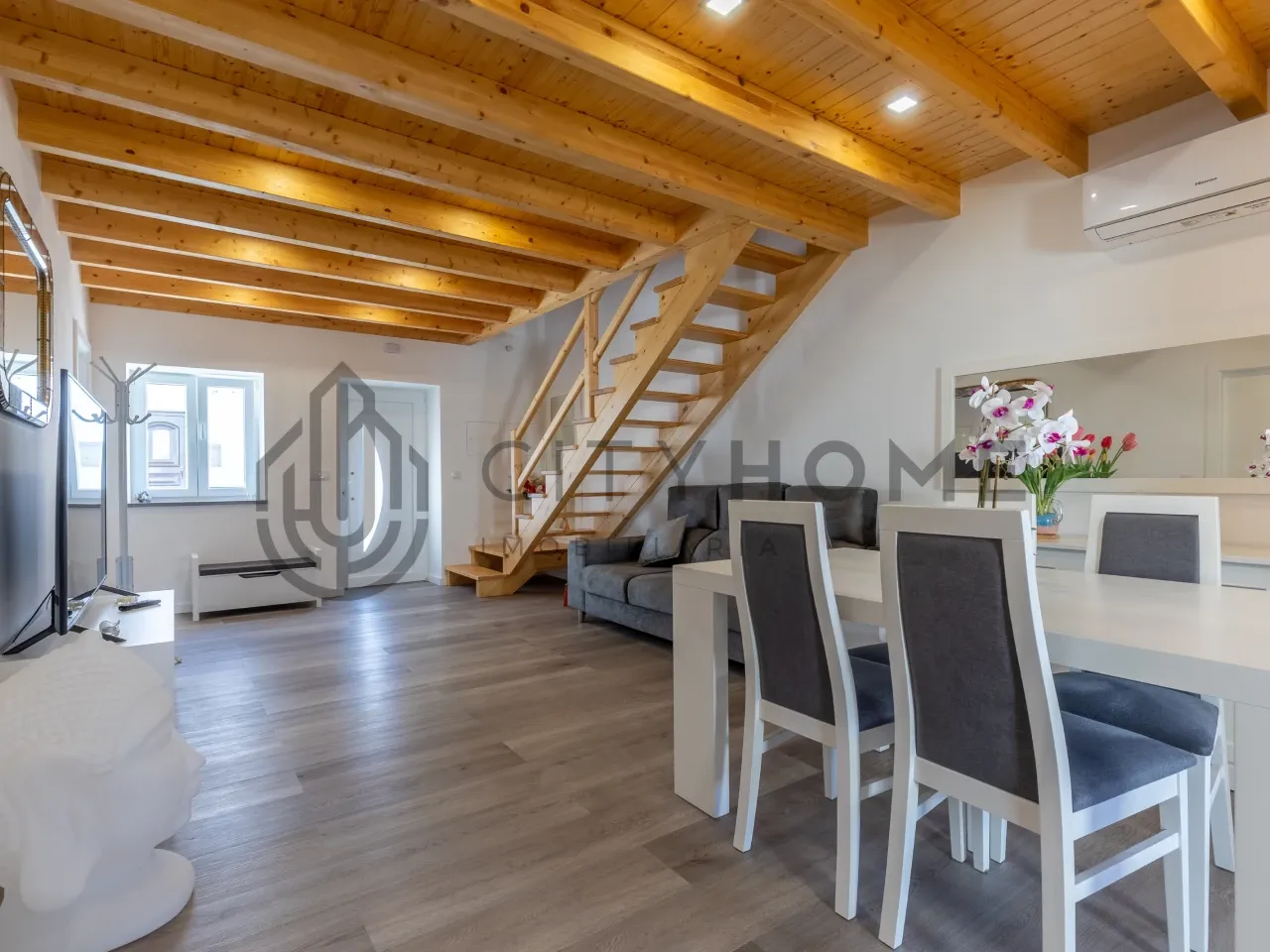 Charming Two-Storey Home with Garden and Pool in Alpalhão, Portugal - Image 4