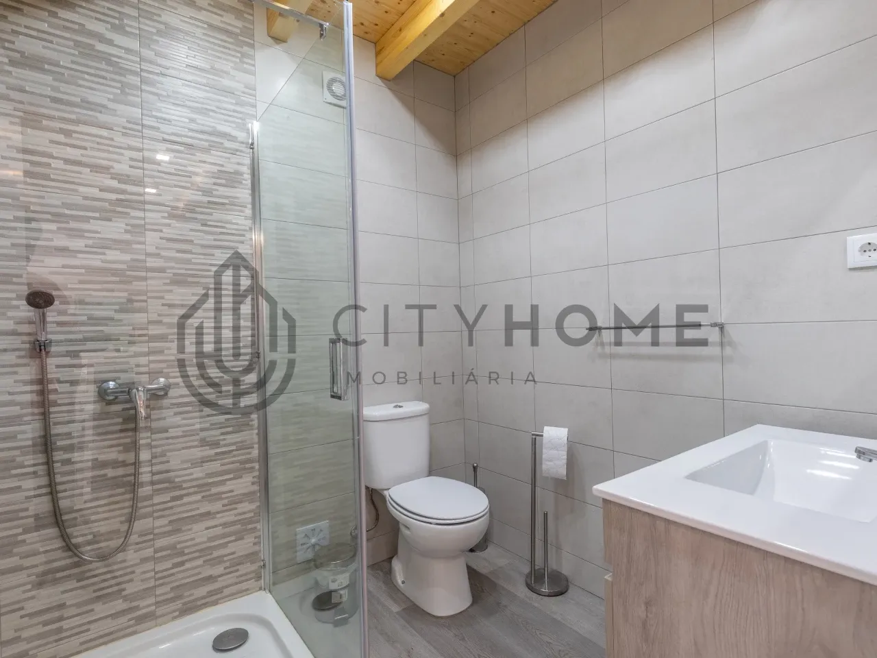 Charming Two-Storey Home with Garden and Pool in Alpalhão, Portugal - View image 8 of 33