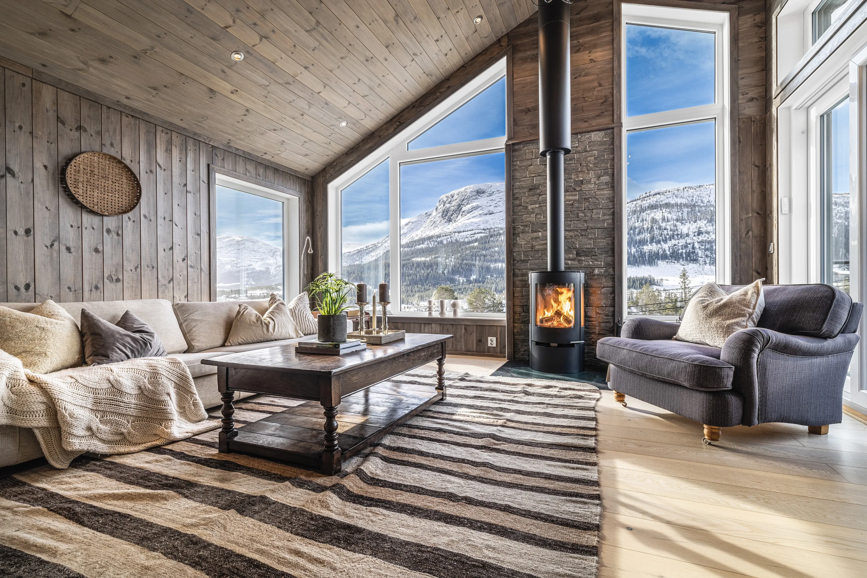 Renovated 4-Bedroom House in Hemsedal with Mountain Views and Spacious Garden - Image 3