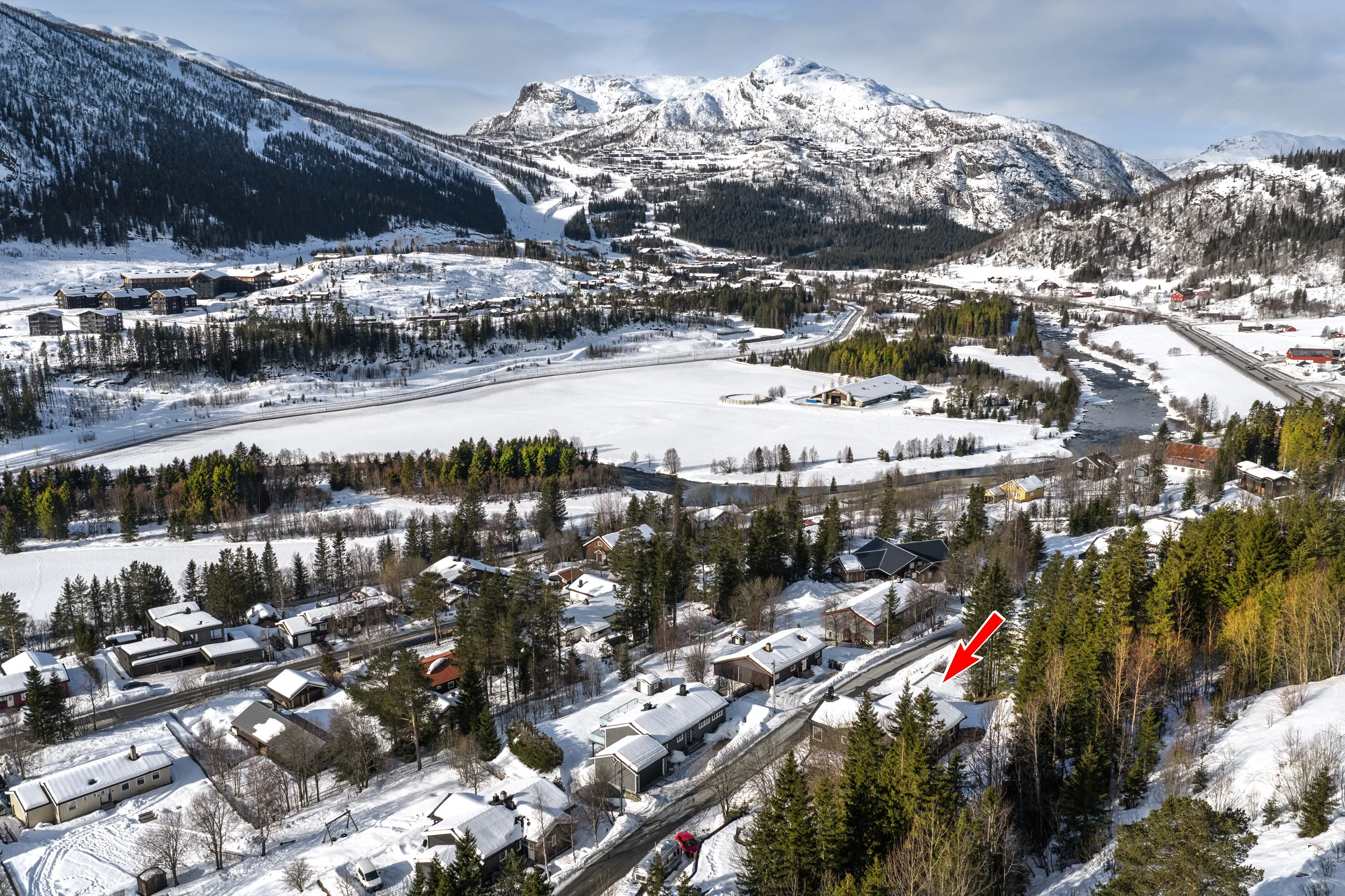 Renovated 4-Bedroom House in Hemsedal with Mountain Views and Spacious Garden - Image 2
