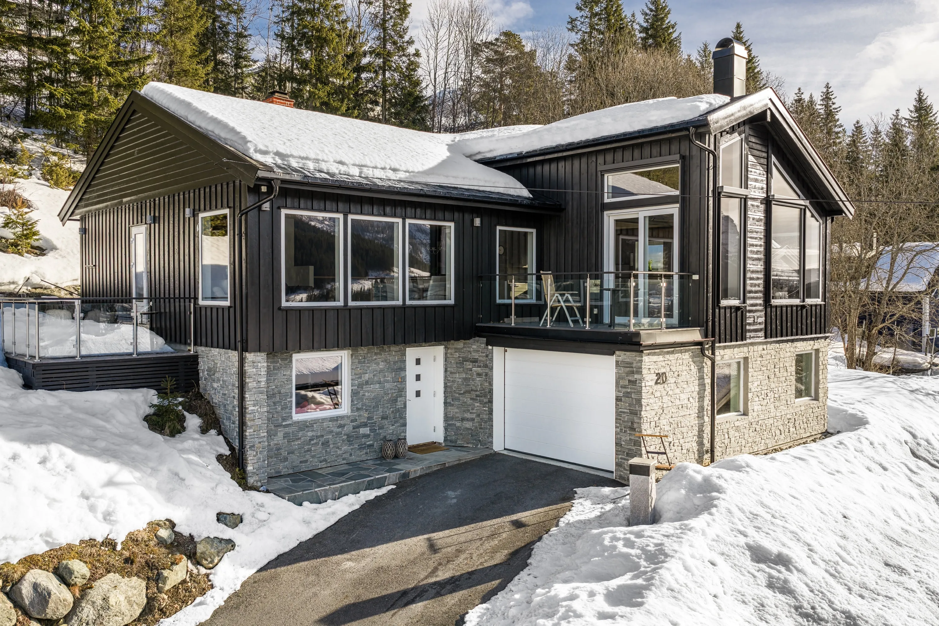 Renovated 4-Bedroom House in Hemsedal with Mountain Views and Spacious Garden - Image 1