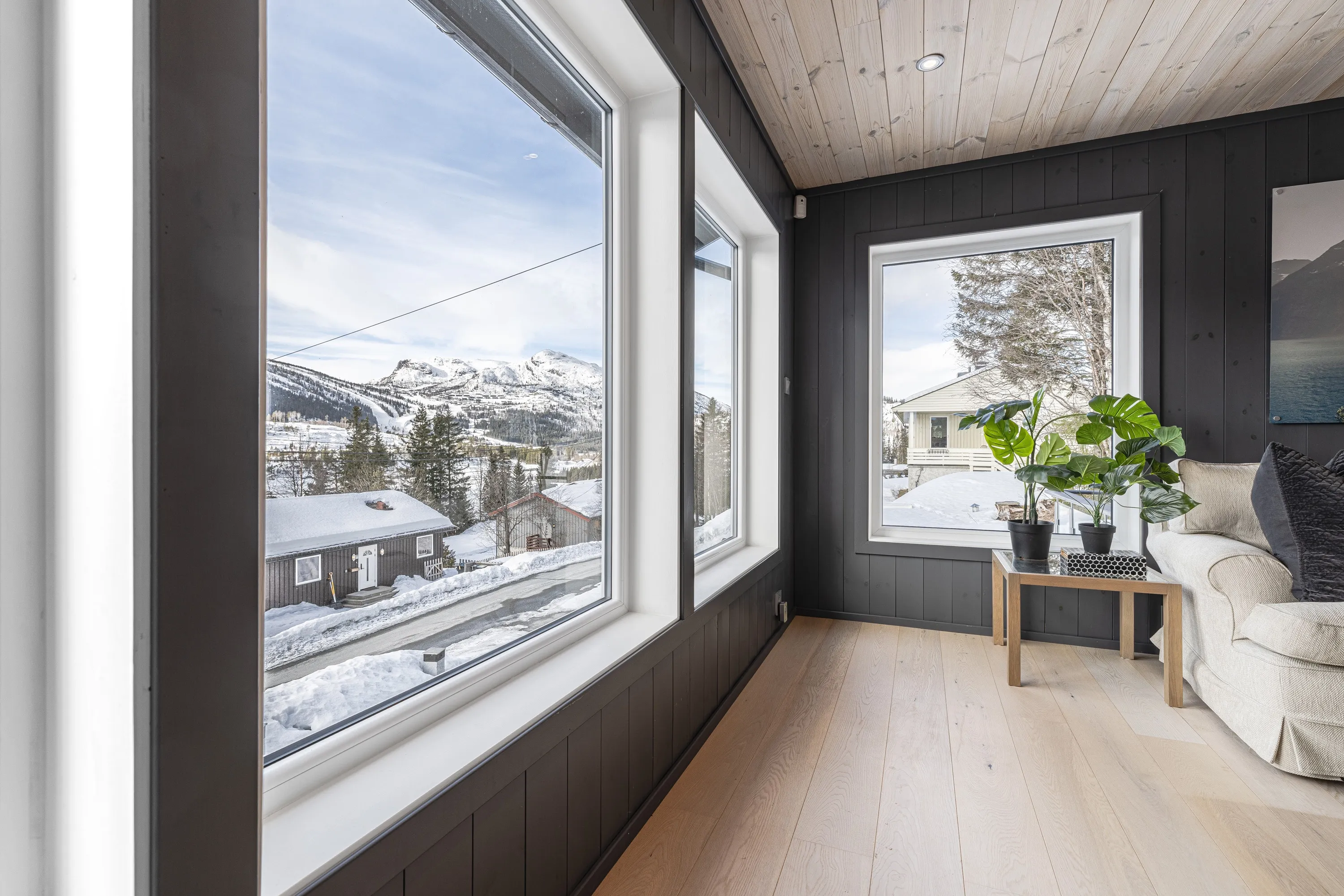 Renovated 4-Bedroom House in Hemsedal with Mountain Views and Spacious Garden - View image 8 of 51