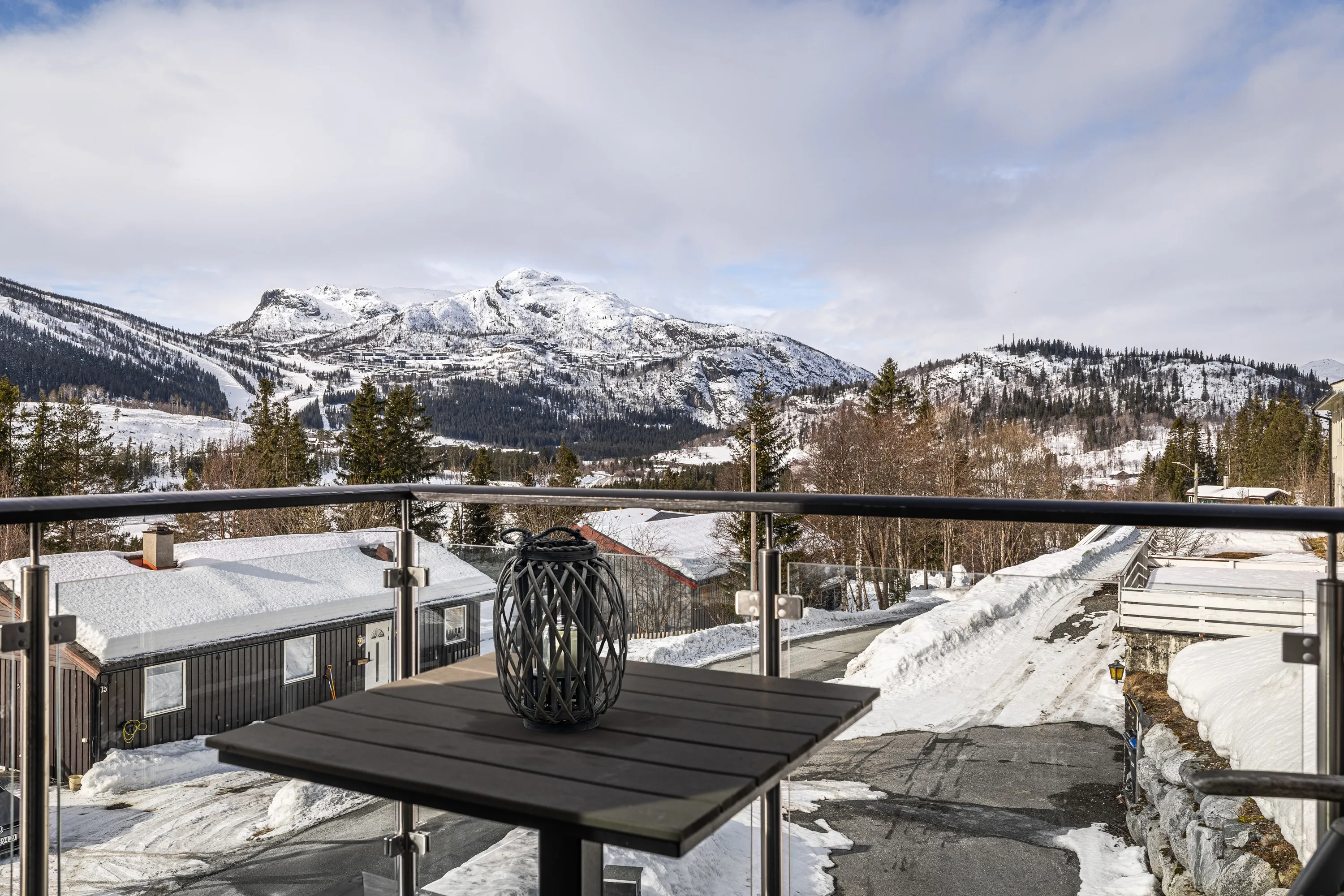Renovated 4-Bedroom House in Hemsedal with Mountain Views and Spacious Garden - View image 9 of 51