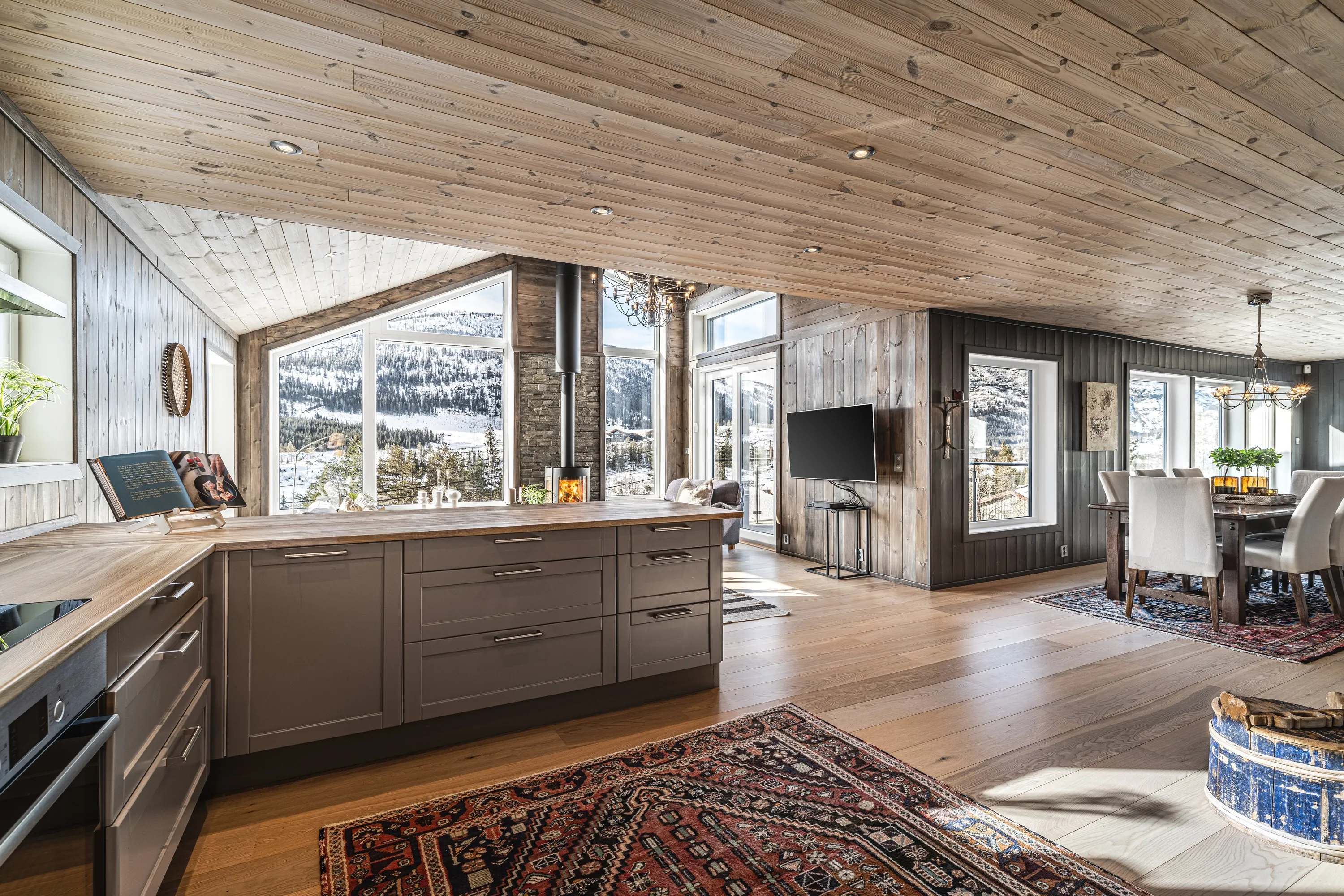 Renovated 4-Bedroom House in Hemsedal with Mountain Views and Spacious Garden - View image 19 of 51