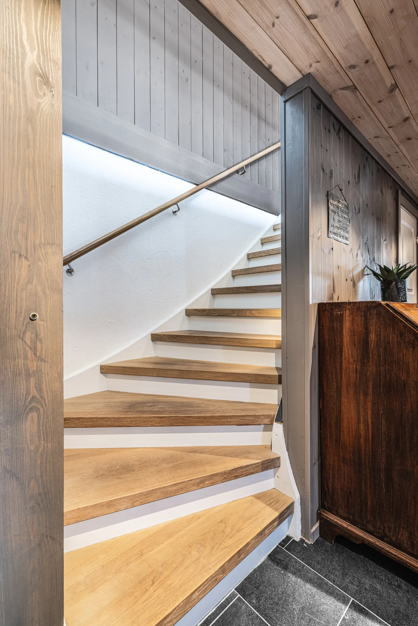 Renovated 4-Bedroom House in Hemsedal with Mountain Views and Spacious Garden - View image 33 of 51