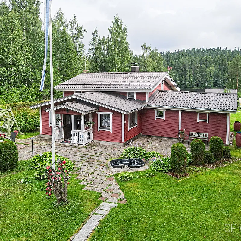 1980s Finnish Country House with Expansive Gardens in North Savo