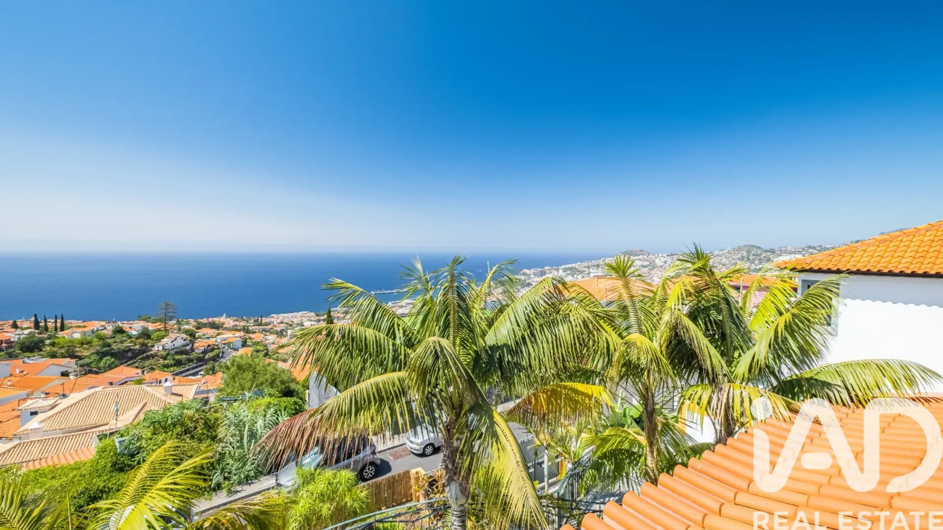 Spacious 5-Bedroom House with Garden and Terrace in Funchal, Portugal - Image 2