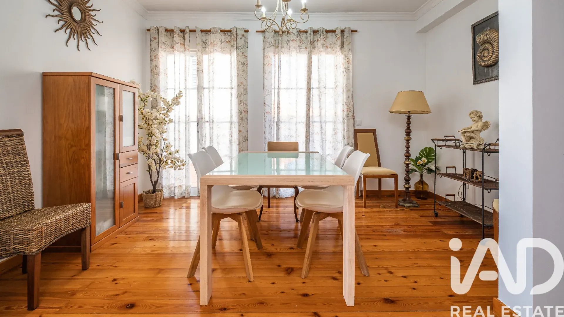 Spacious 5-Bedroom House with Garden and Terrace in Funchal, Portugal - Image 5