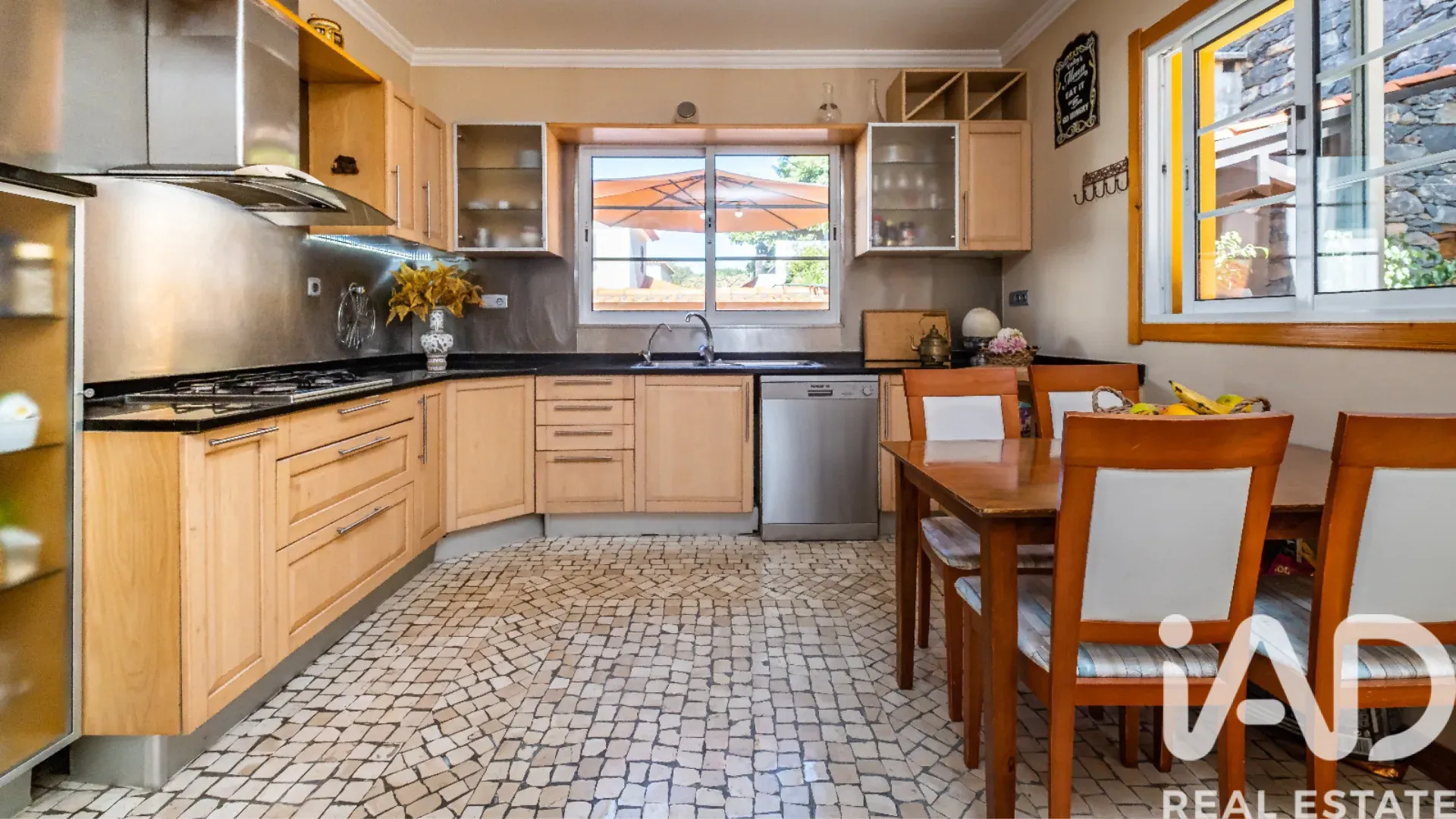 Spacious 5-Bedroom House with Garden and Terrace in Funchal, Portugal - View image 20 of 30