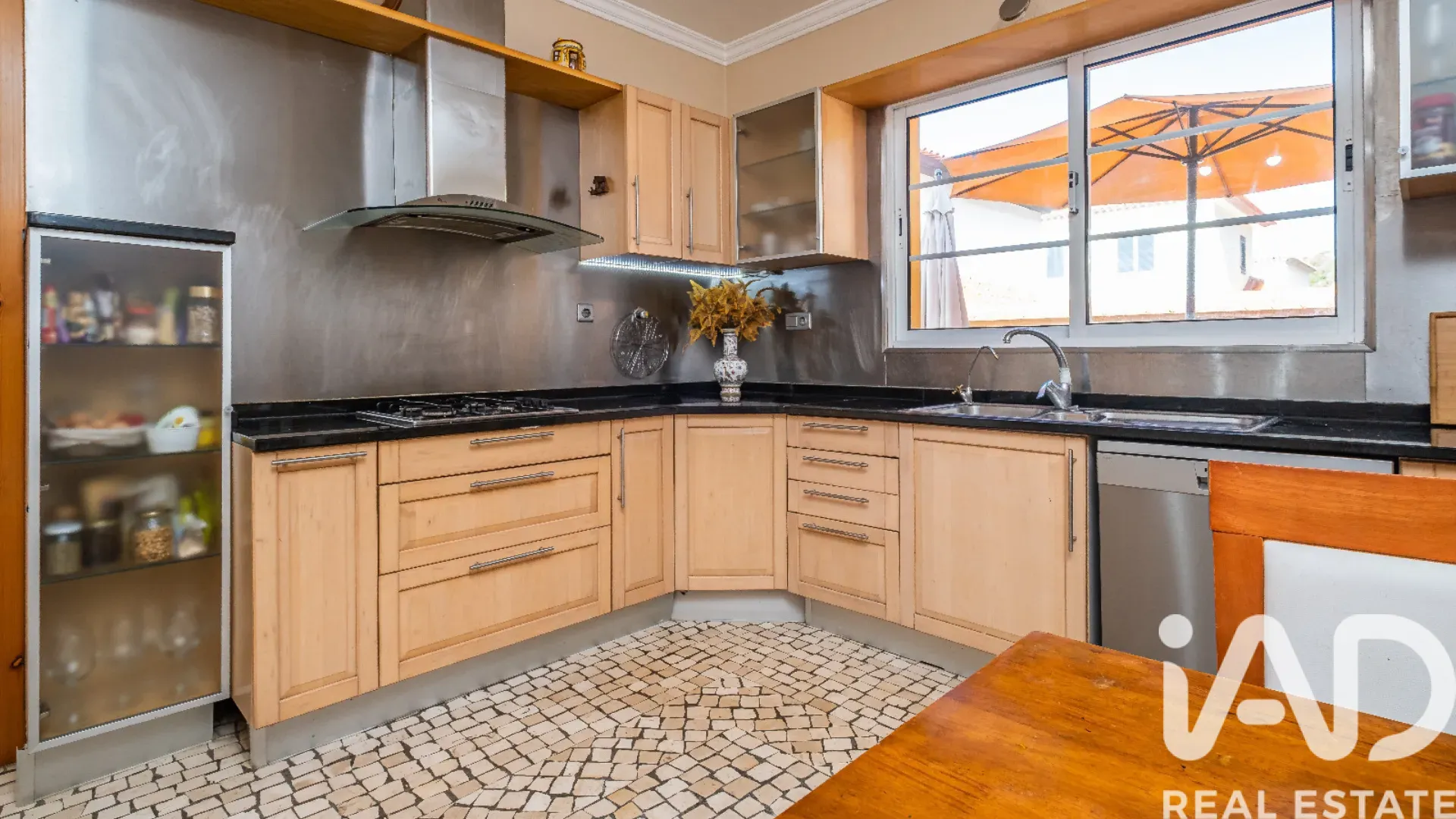 Spacious 5-Bedroom House with Garden and Terrace in Funchal, Portugal - View image 21 of 30