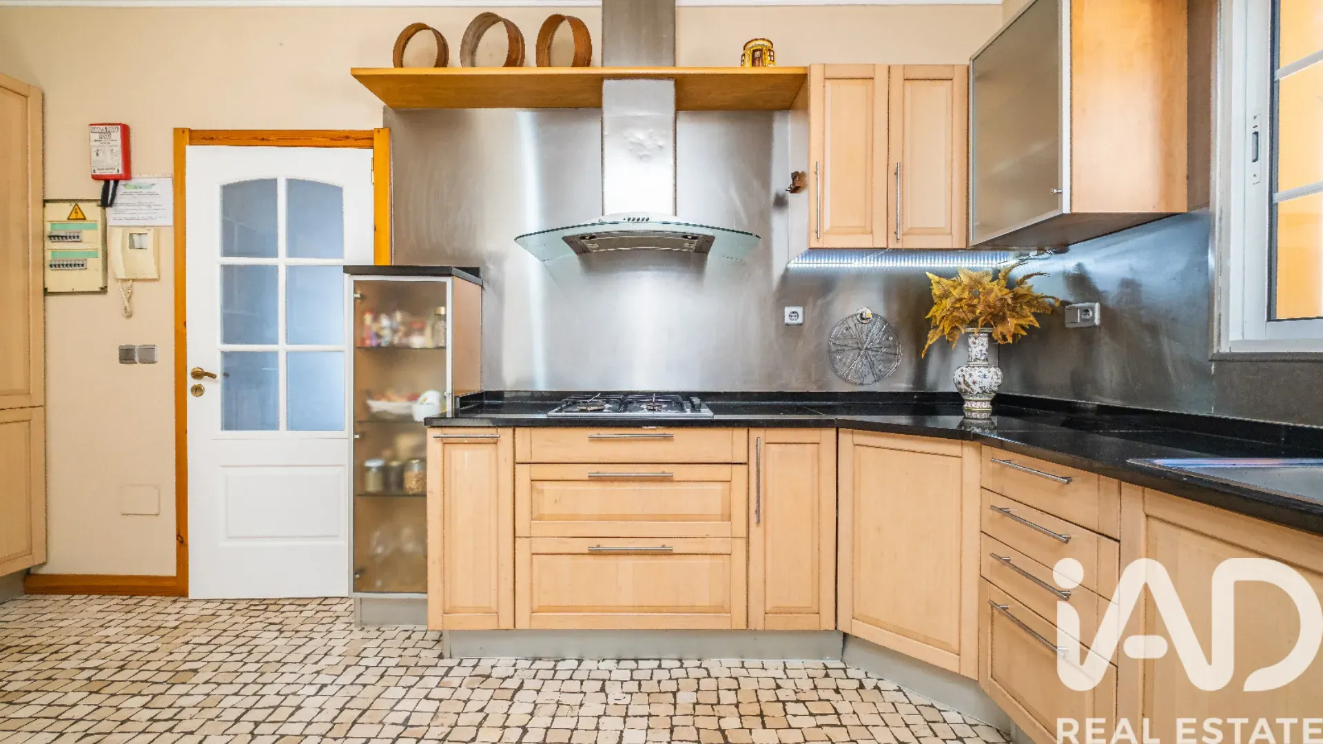 Spacious 5-Bedroom House with Garden and Terrace in Funchal, Portugal - View image 22 of 30