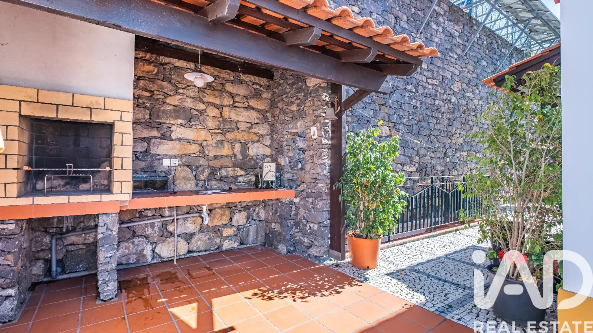 Spacious 5-Bedroom House with Garden and Terrace in Funchal, Portugal - View image 28 of 30