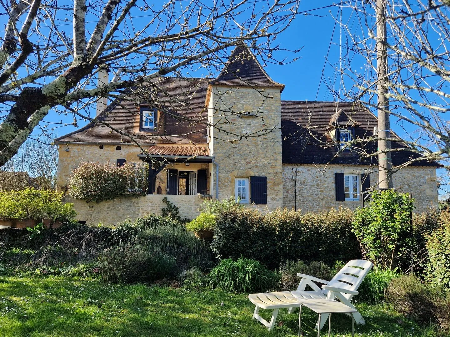 Perigordine House with Tower and Expansive Garden in Le Bugue, France - Image 4