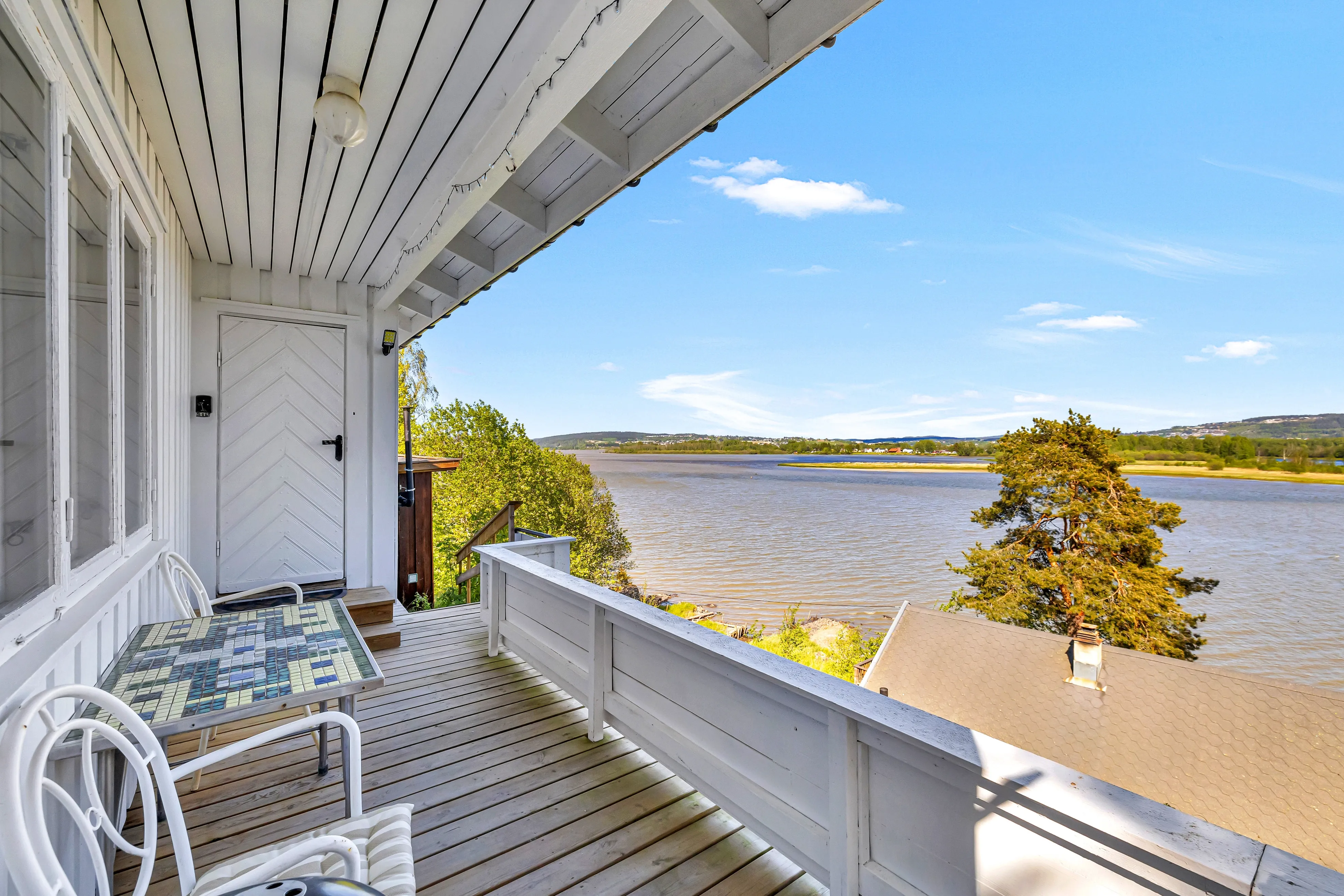 Norwegian Lakeside Cabin with Sauna and Expansive Terrace - View image 6 of 34