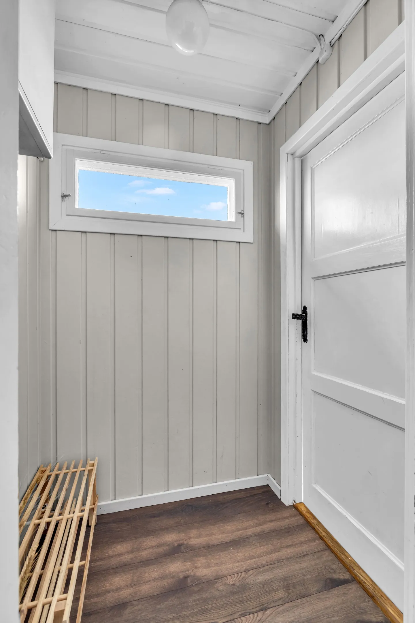 Norwegian Lakeside Cabin with Sauna and Expansive Terrace - View image 7 of 34