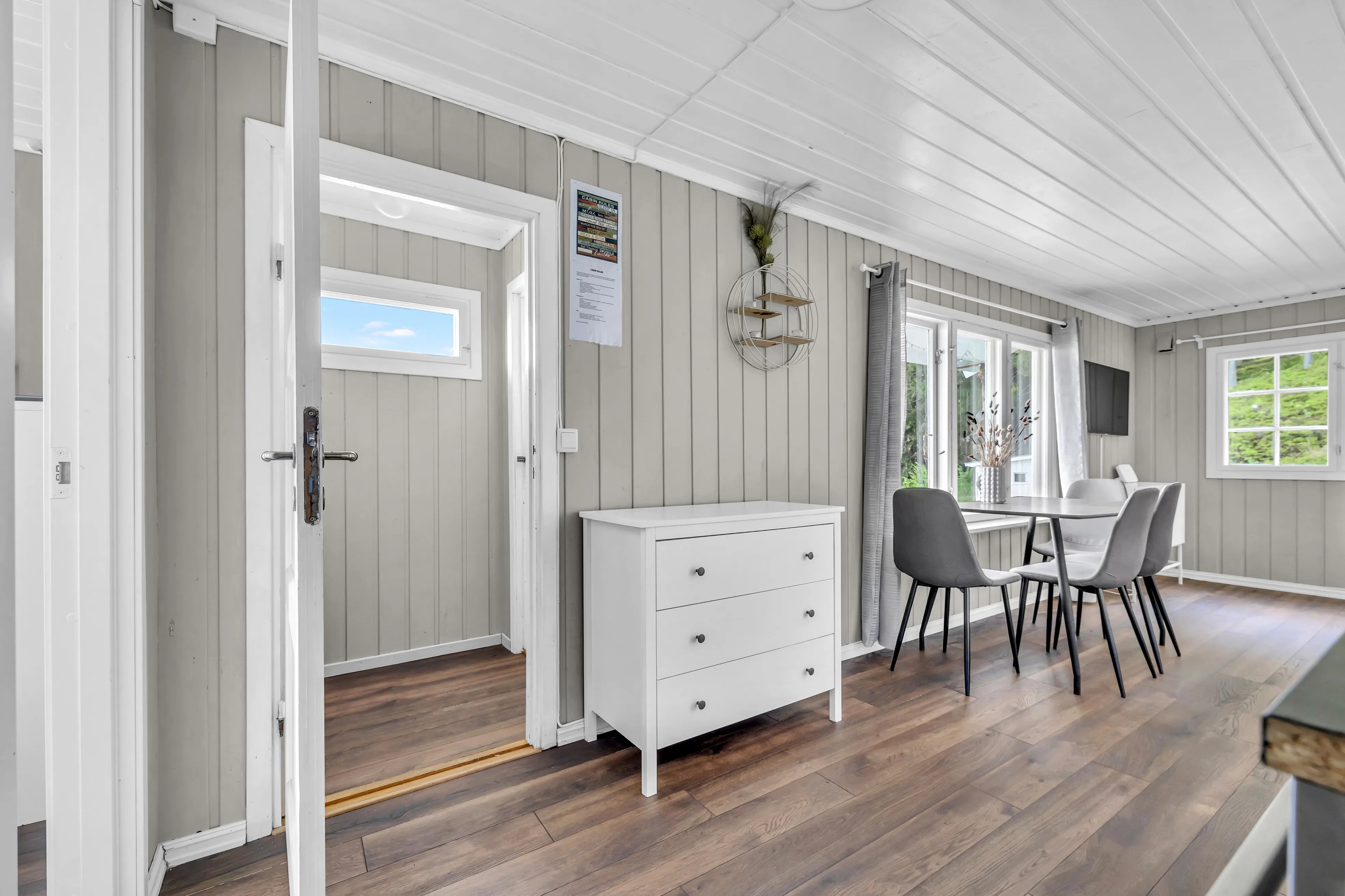 Norwegian Lakeside Cabin with Sauna and Expansive Terrace - View image 8 of 34