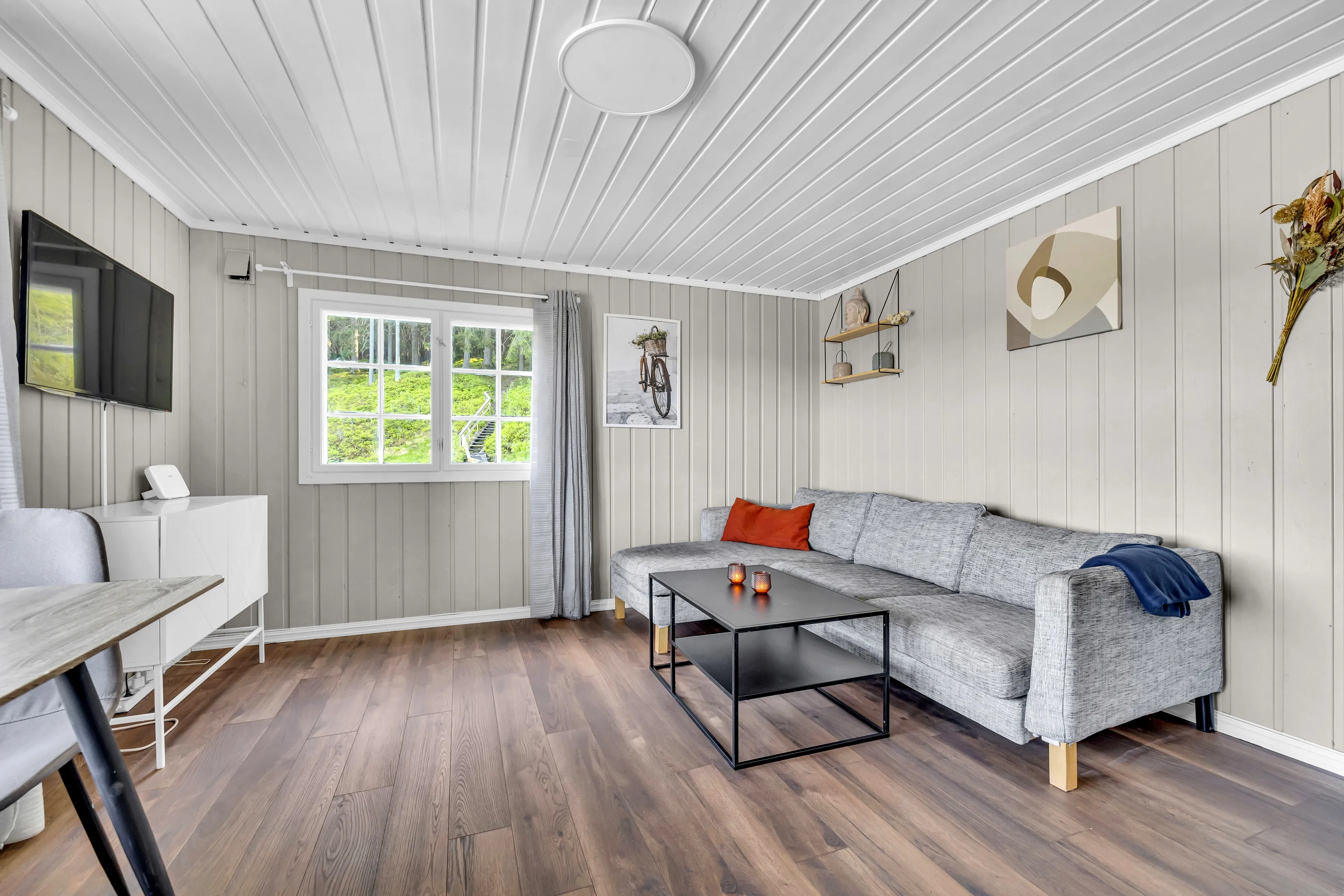 Norwegian Lakeside Cabin with Sauna and Expansive Terrace - View image 9 of 34