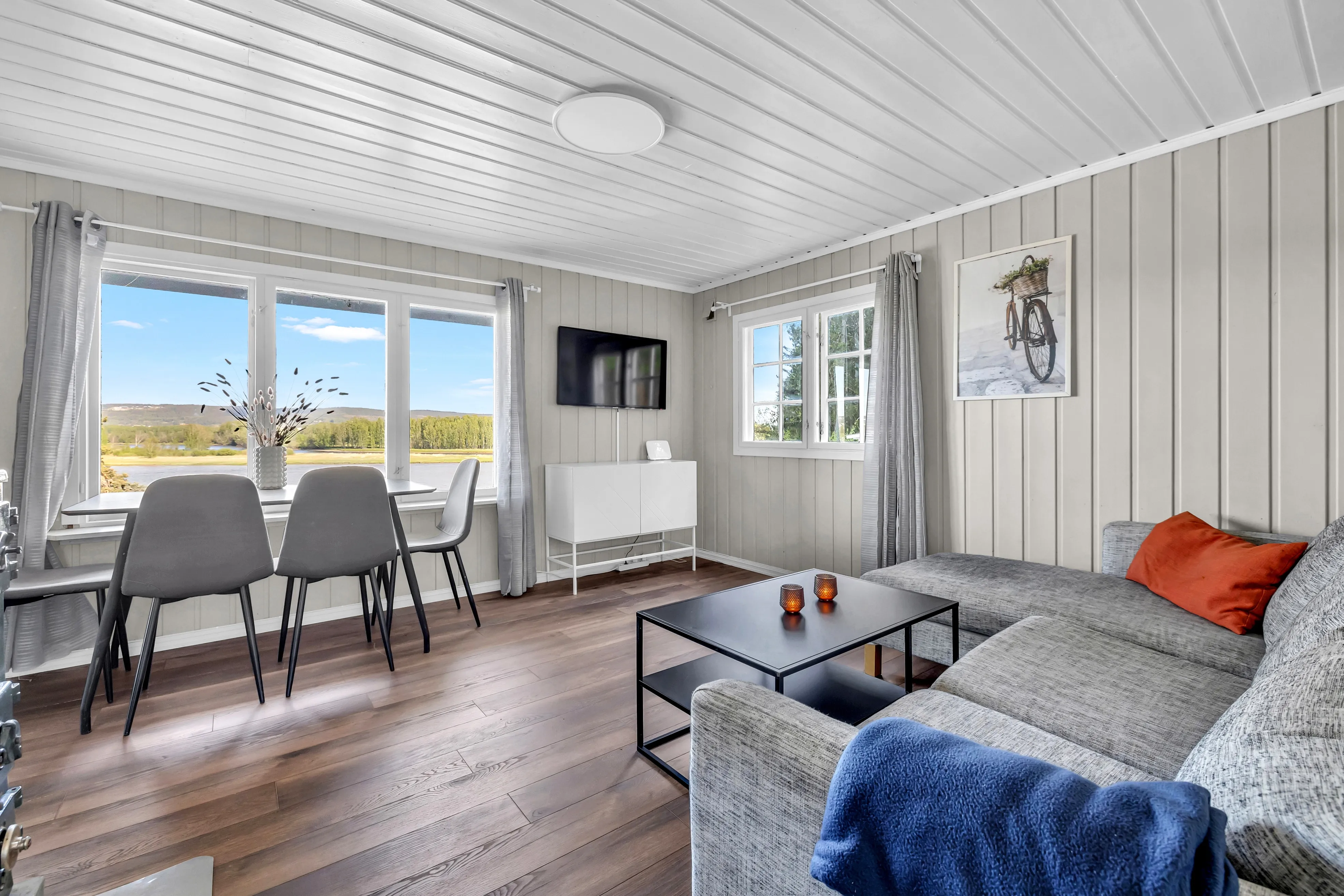 Norwegian Lakeside Cabin with Sauna and Expansive Terrace - View image 10 of 34