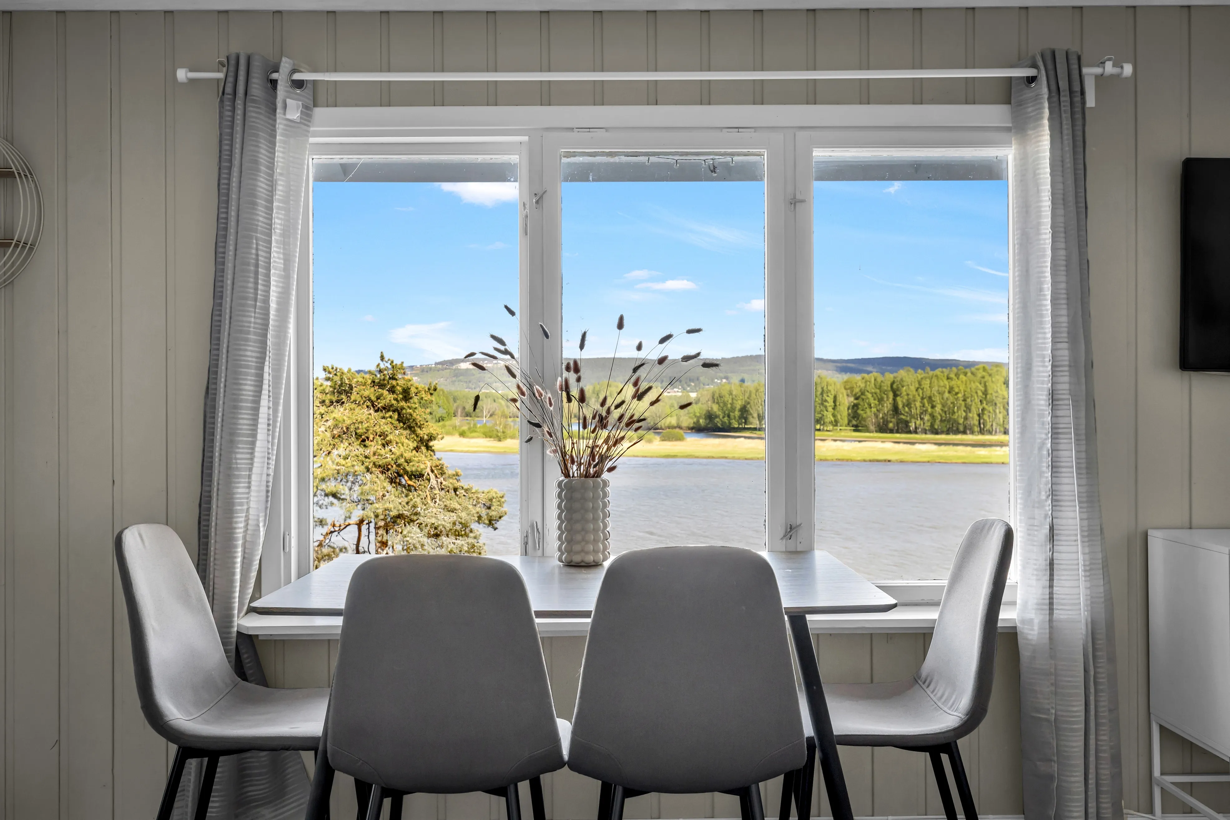 Norwegian Lakeside Cabin with Sauna and Expansive Terrace - View image 11 of 34