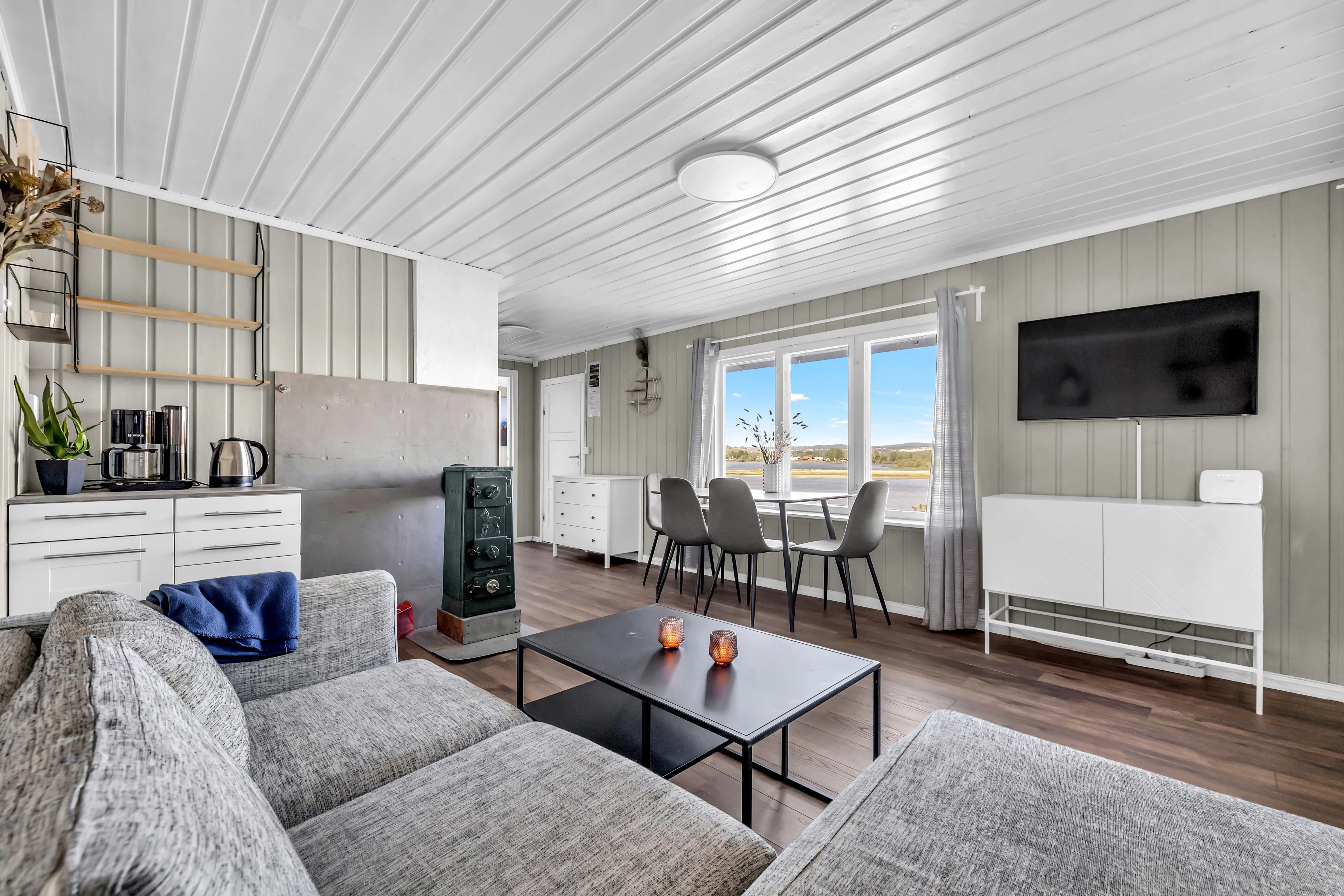 Norwegian Lakeside Cabin with Sauna and Expansive Terrace - View image 12 of 34