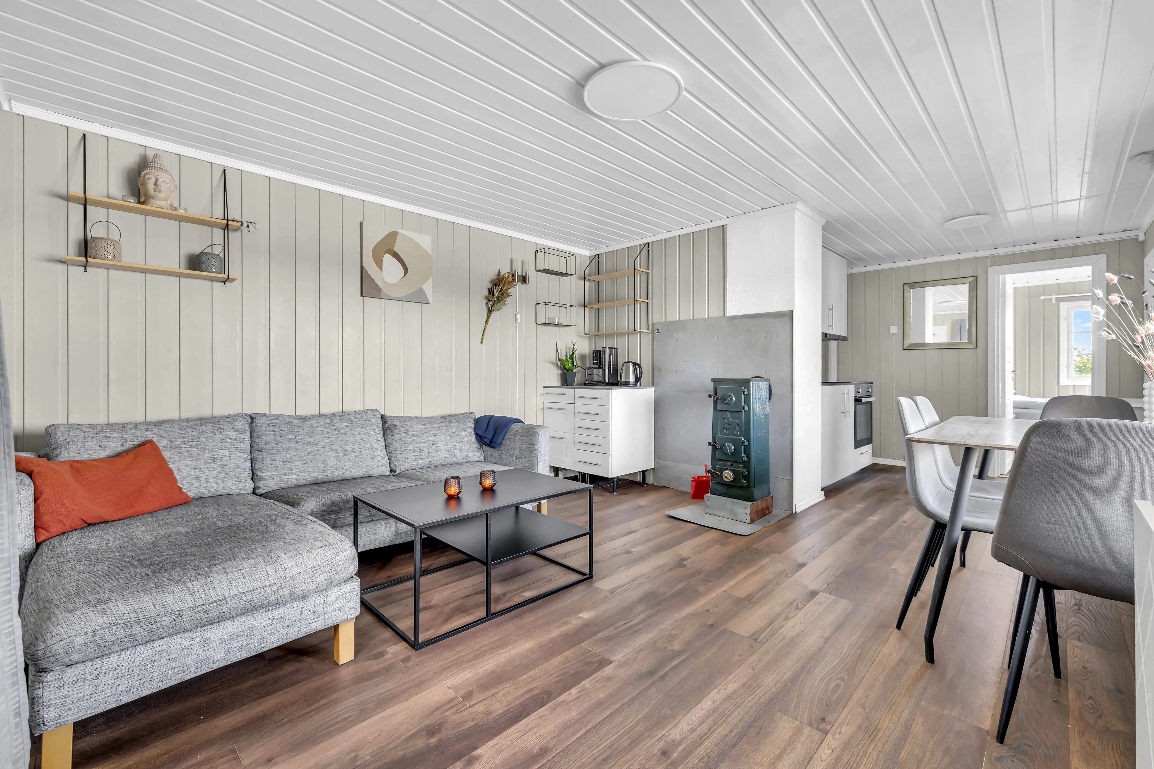 Norwegian Lakeside Cabin with Sauna and Expansive Terrace - View image 13 of 34