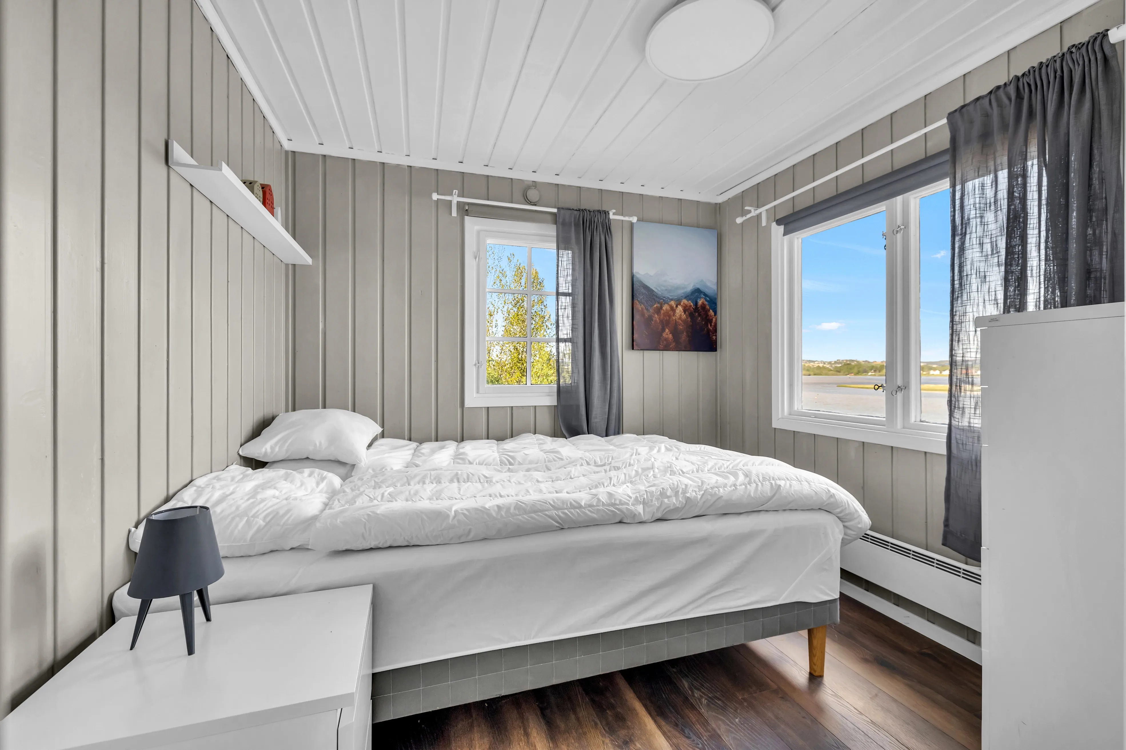 Norwegian Lakeside Cabin with Sauna and Expansive Terrace - View image 14 of 34