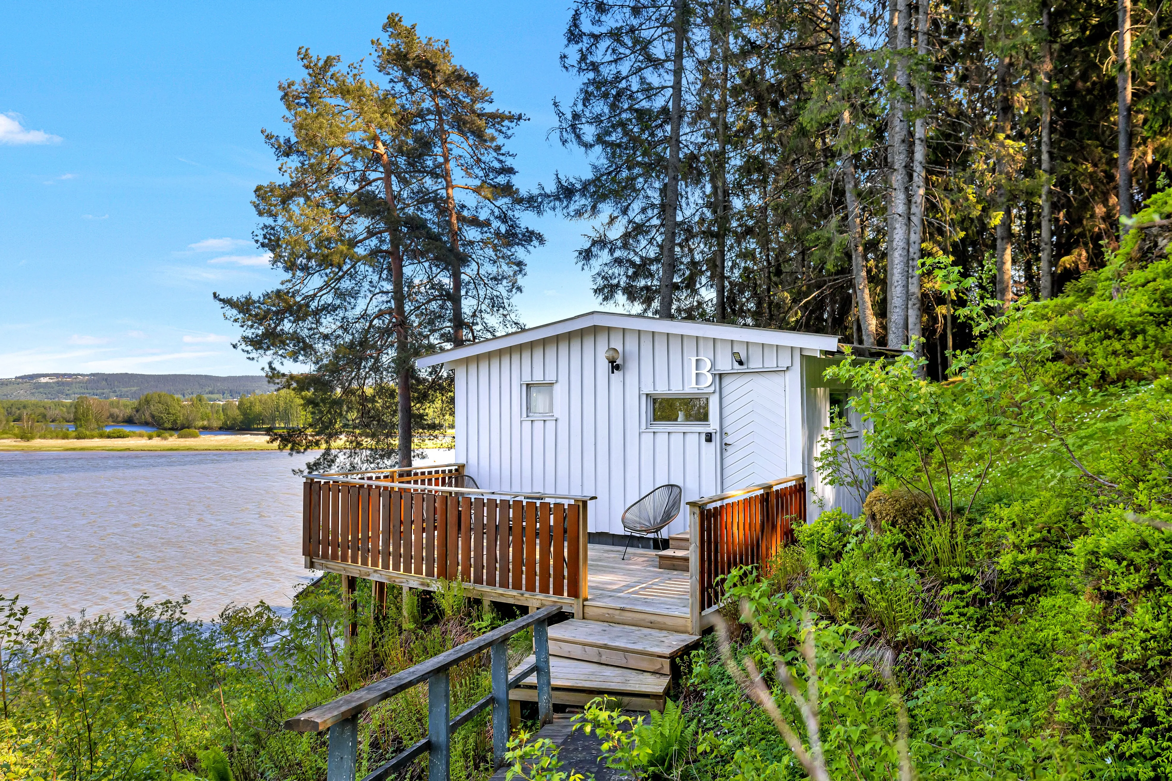 Norwegian Lakeside Cabin with Sauna and Expansive Terrace - View image 17 of 34