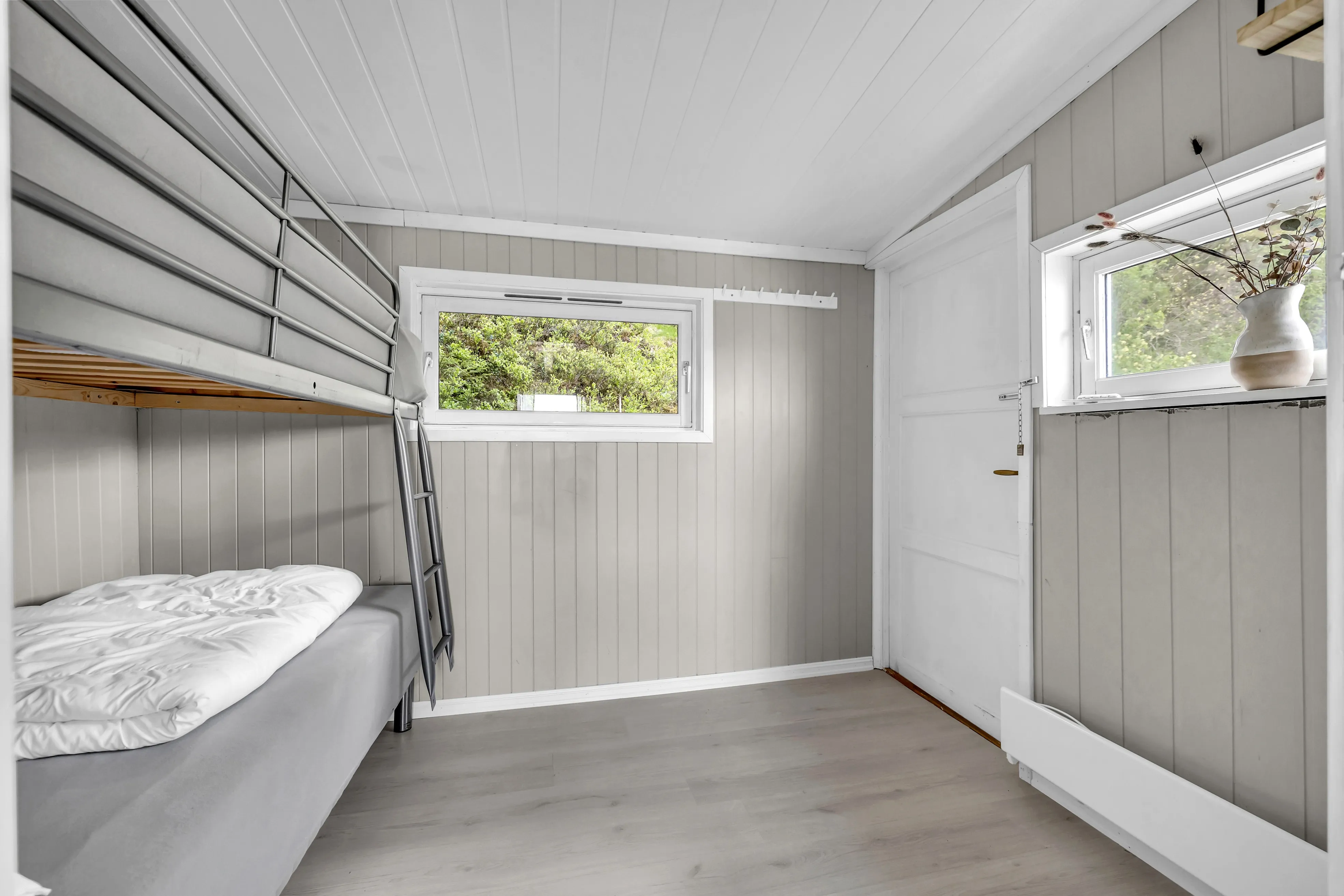 Norwegian Lakeside Cabin with Sauna and Expansive Terrace - View image 20 of 34